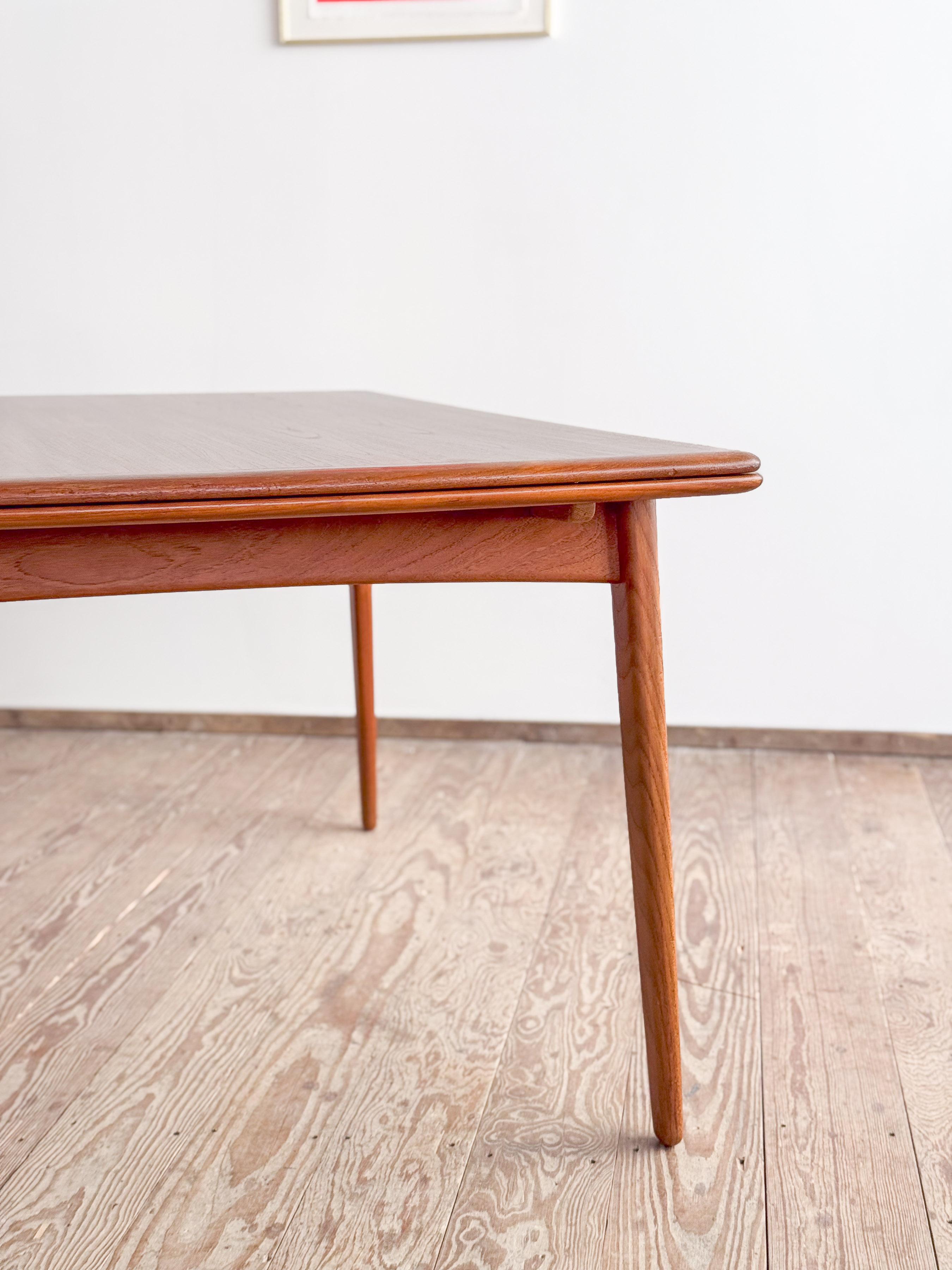 Large Extendable Mid-Century Teak Dining Table by Sven Aage Madsen For Sale 2
