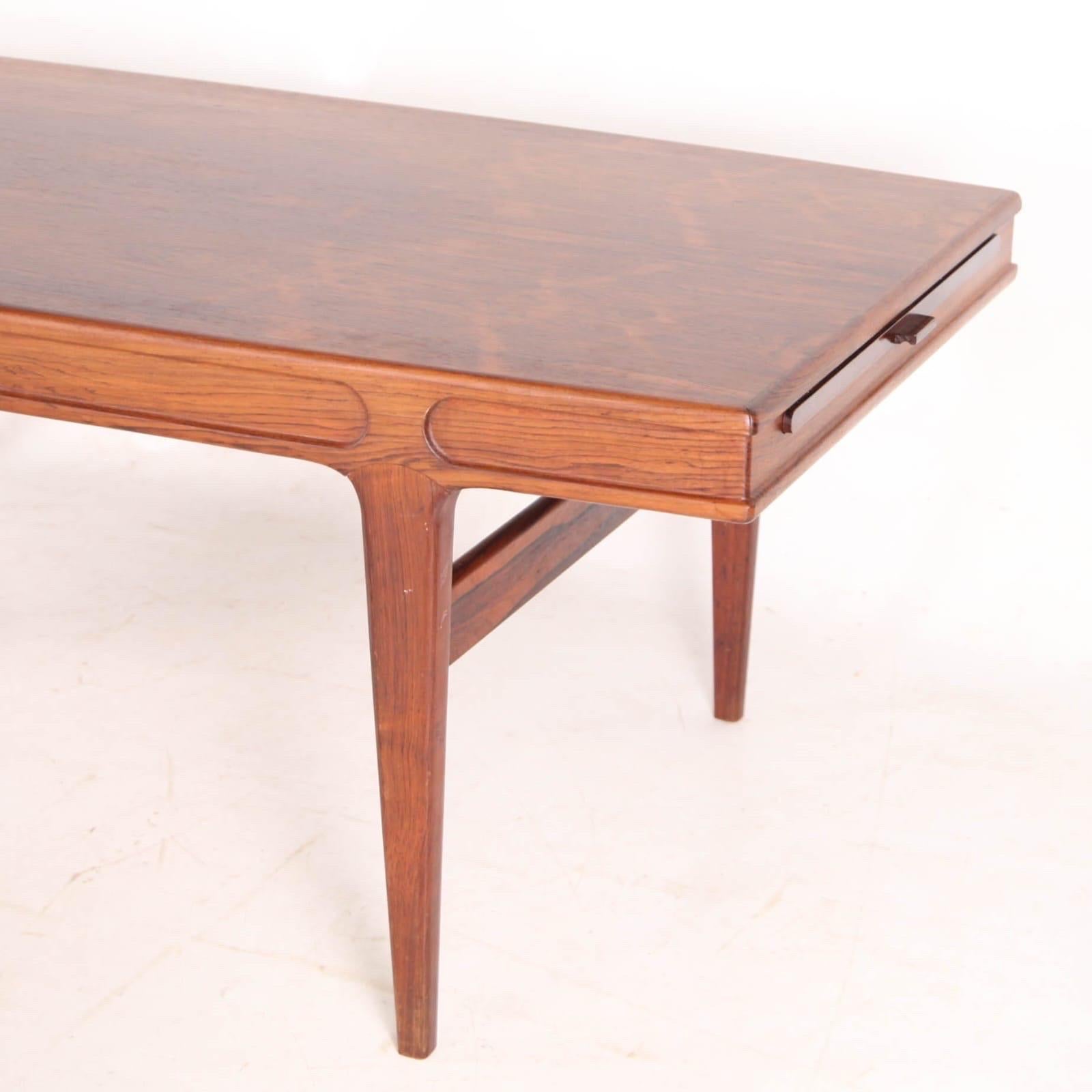 Magnifique table basse extensible en bois de rose danois.
Beau bois, rare grande taille, très bon état.

