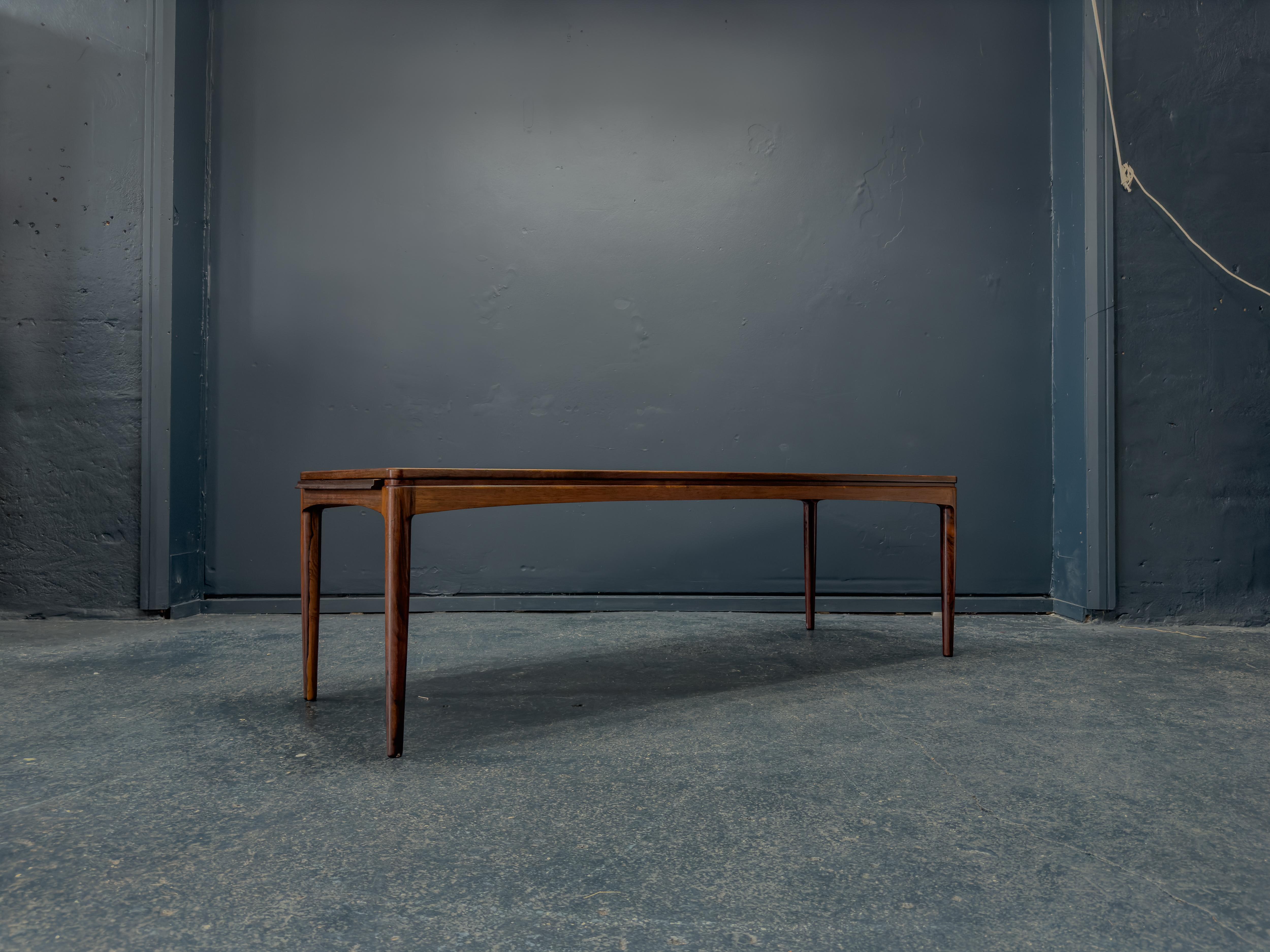 Large Extendable Coffee Table In Good Condition In London, GB