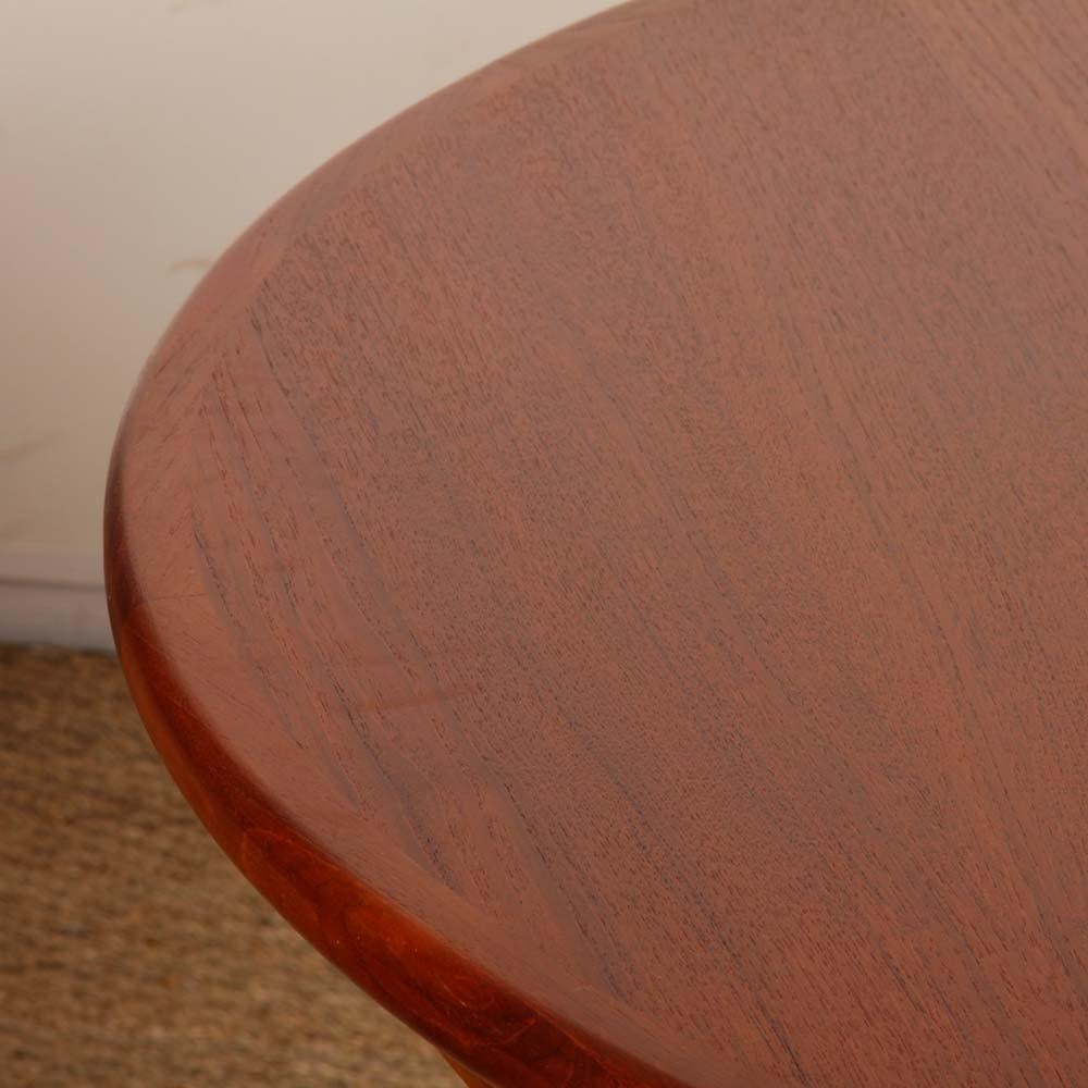 Large extendable round teak dining table, 1960 In condizioni buone in vendita a MONTESSON, FR