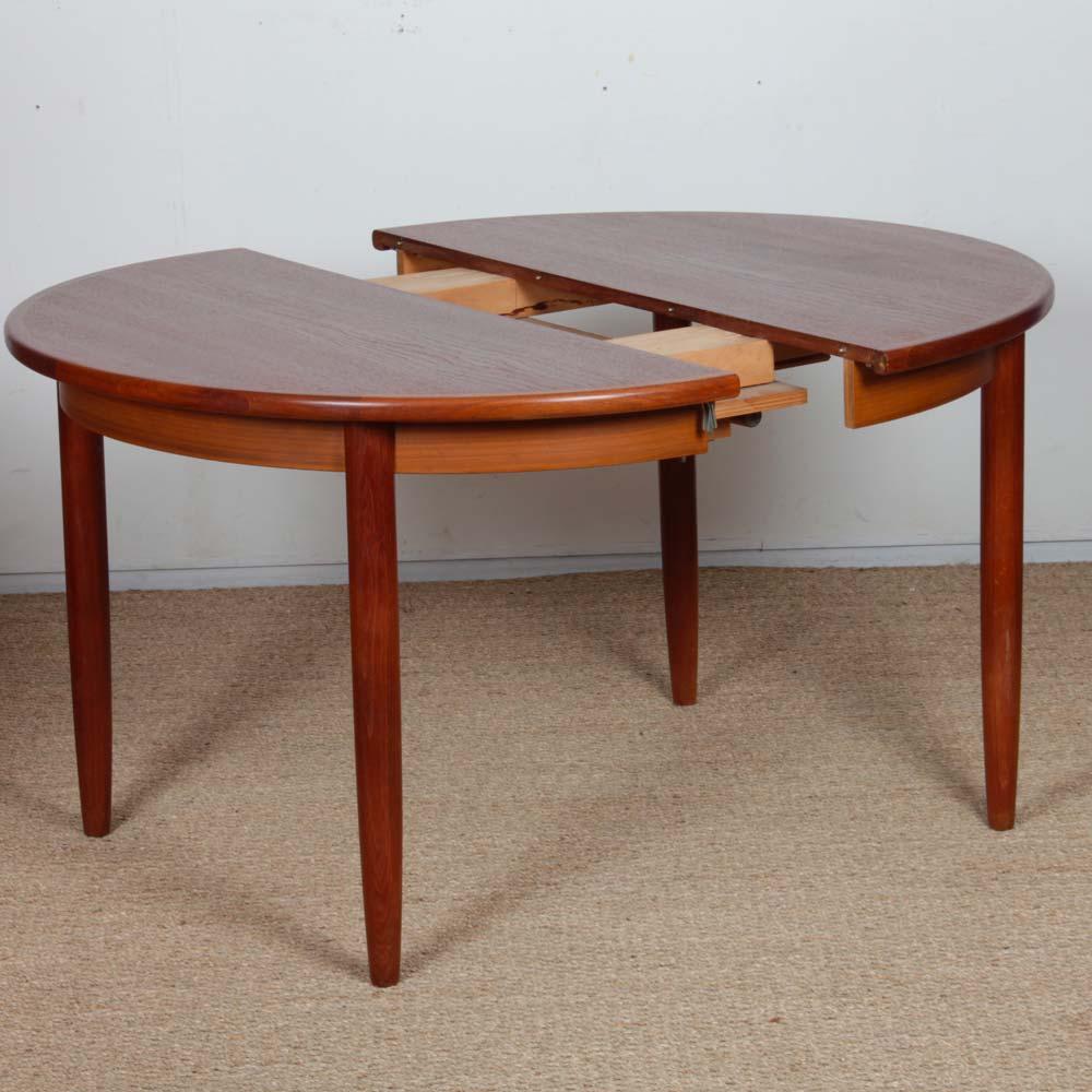 Teak Large extendable round teak dining table, 1960 in vendita