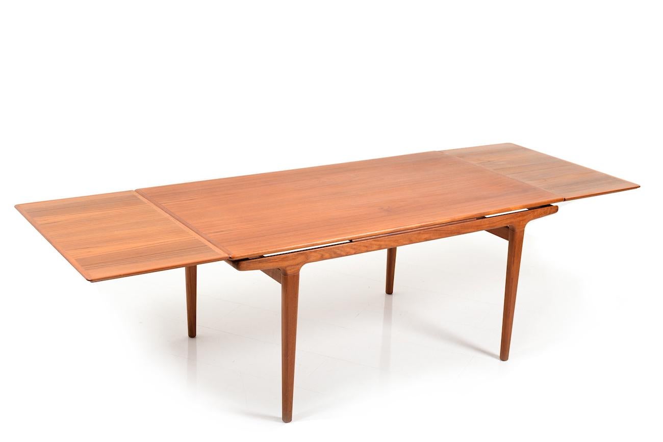 Mid century Danish dining table in teak. The table has two pull-out extension leaves and is 260 cm long when opened. It’s possible to seats up to ten people comfortably. Design by Johannes Andersen for Uldum Møbelfabrik.

Measurements:
90.0 x
