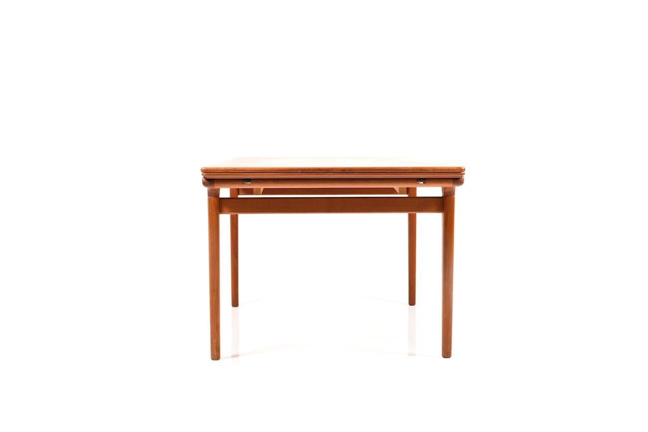 Scandinavian Modern Large Extendable Teak Dining Table by Johannes Andersen for Uldum Møbelfabrik For Sale