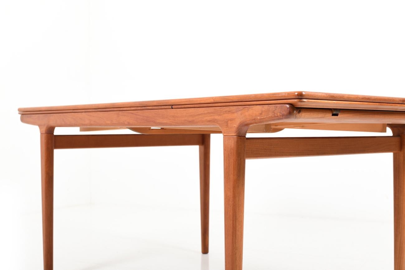 Large Extendable Teak Dining Table by Johannes Andersen for Uldum Møbelfabrik For Sale 1