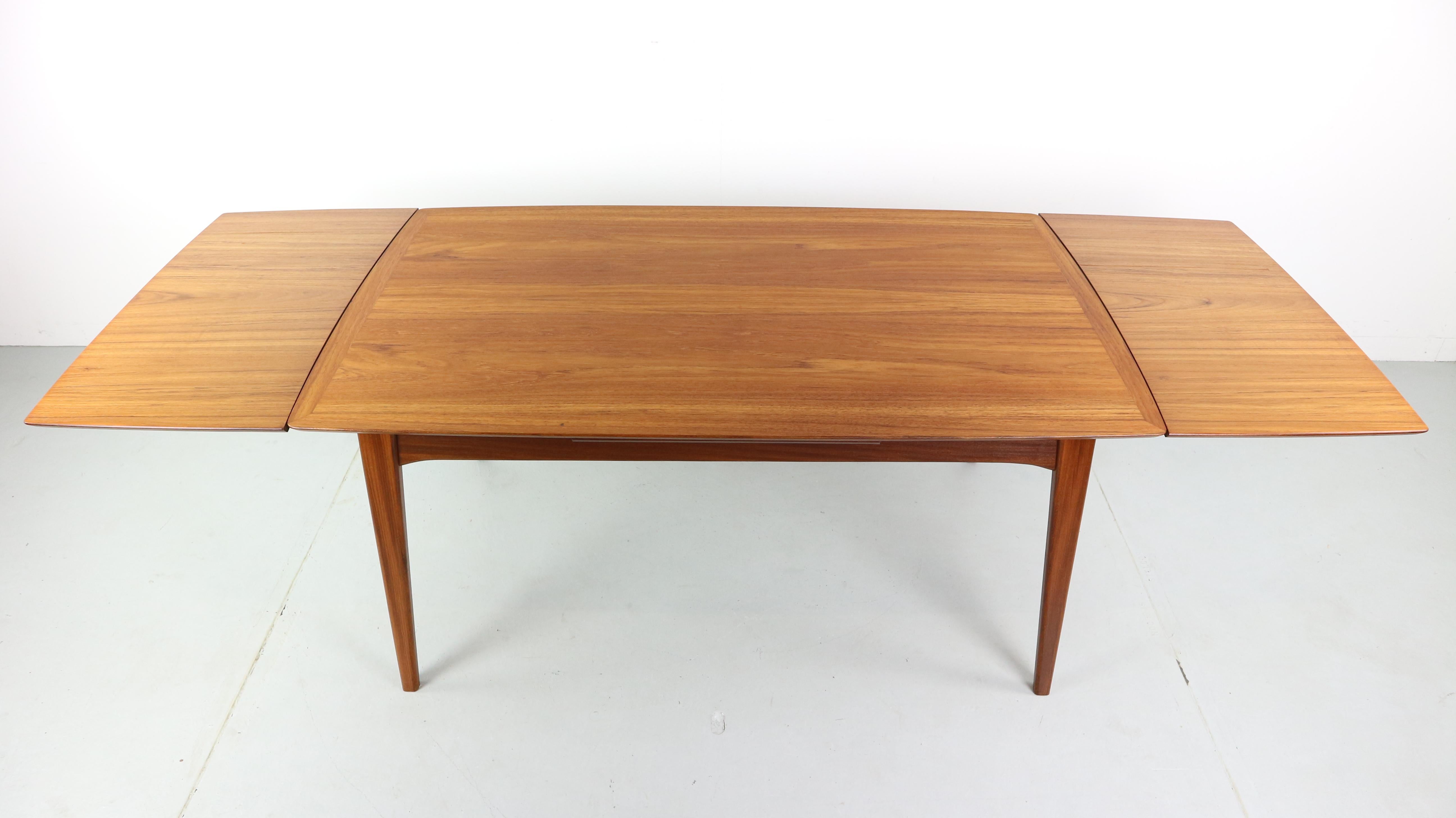 Midcentury teak dining table designed by Louis Van Teeffelen for WeBe in the 1950s. The table has beautiful organically shaped lines and is extendable. Remains in very good condition.

Extendable table measurements goes from 150 cm to 197 to 2