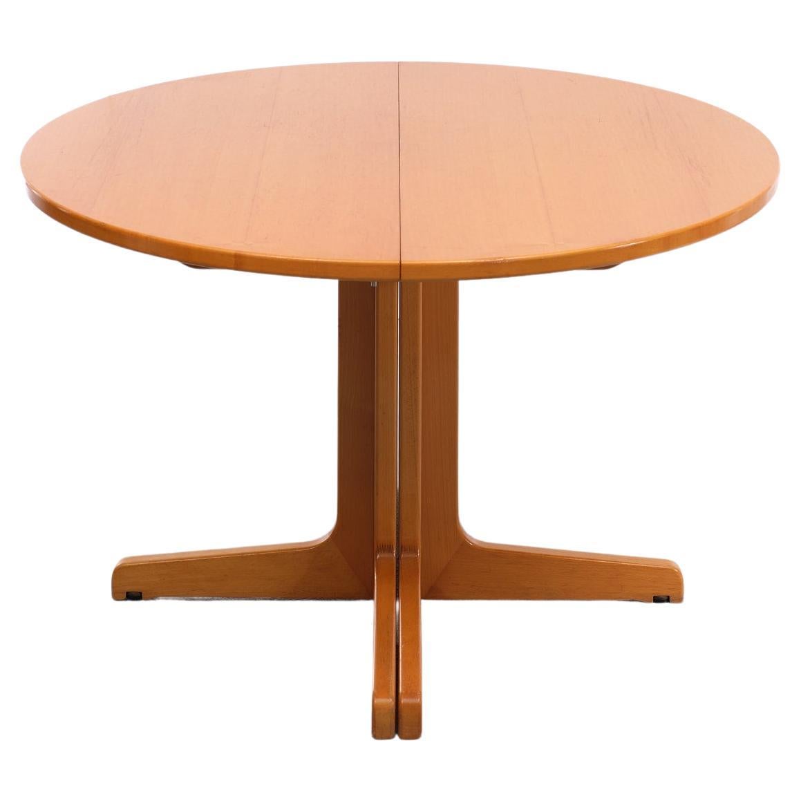 Beautiful extra large Thonet dining table . Very nice warm honing color .
The round dining table (diameter 120cm) can be extedended by adding two extension leaves to create an oval dining table of 170cm or 230cm long. The extension part are to be