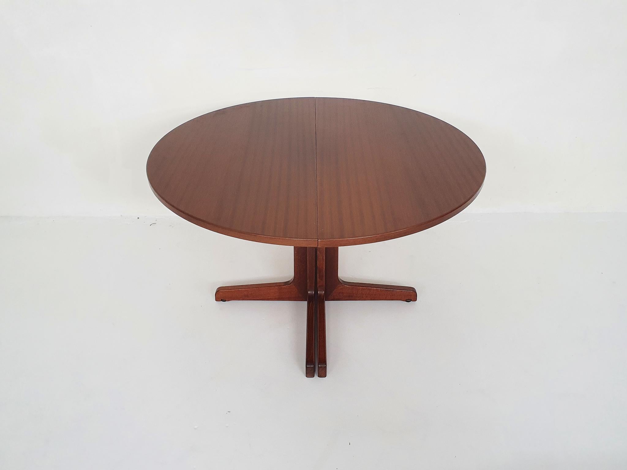 Dark brown laquered dining table. The round dining table (diameter 120cm) can be extedended by adding two extension leaves to create an oval dining table of 180cm or 240cm long. The extension part are to be stored seperatly.
In good original