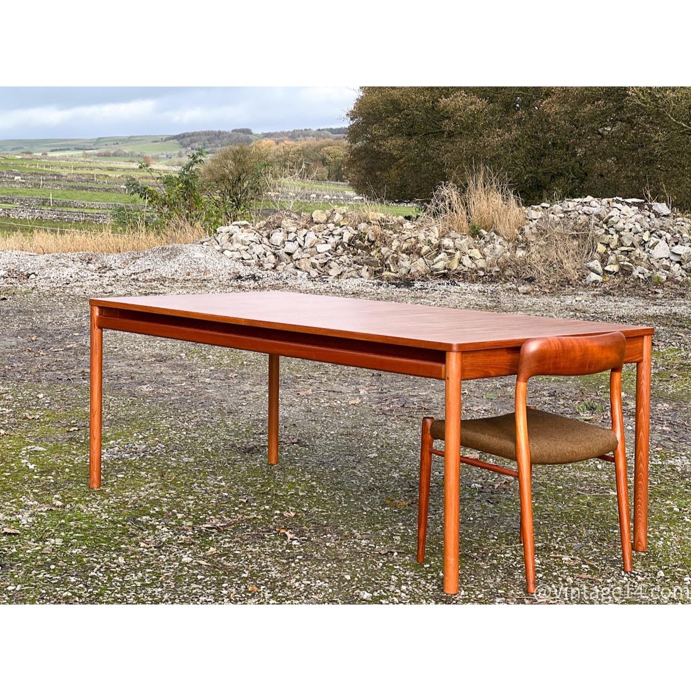 Tom Robertson designed this large dining table for A.H. McIntosh in the early ’70s, in Scotland. In this table we see how Tom Robertson’s designs become more clean and with a more powerful presence, the “less is more” from Mies Van der Rohe is a key