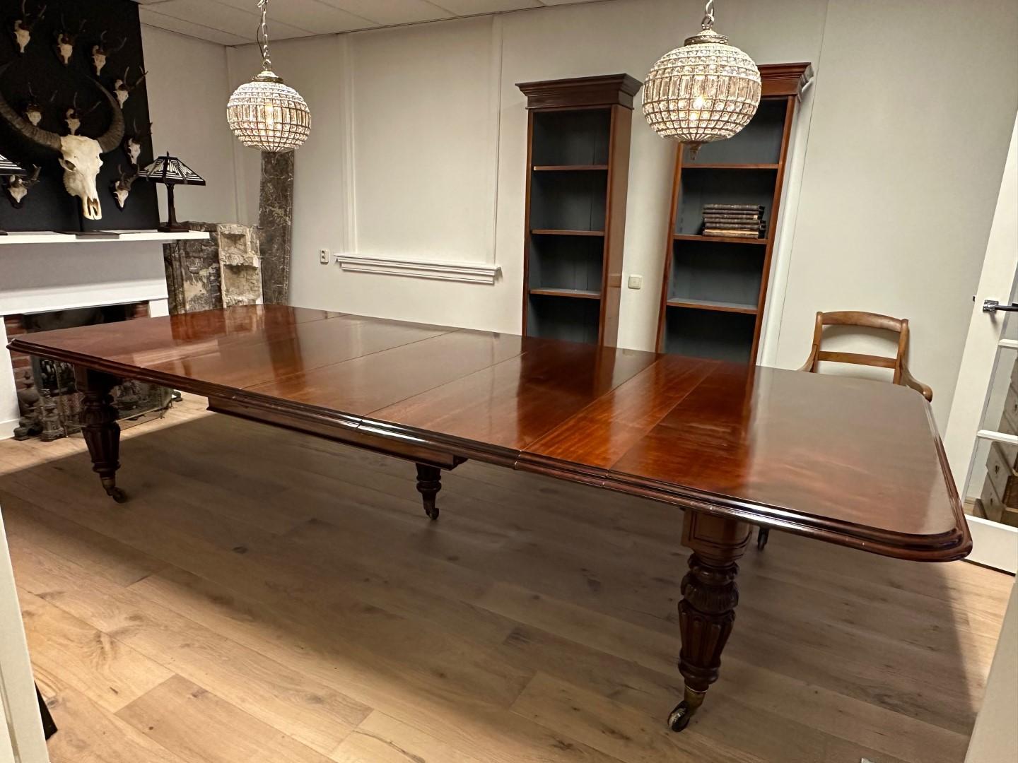 Large extending dining table For Sale 4