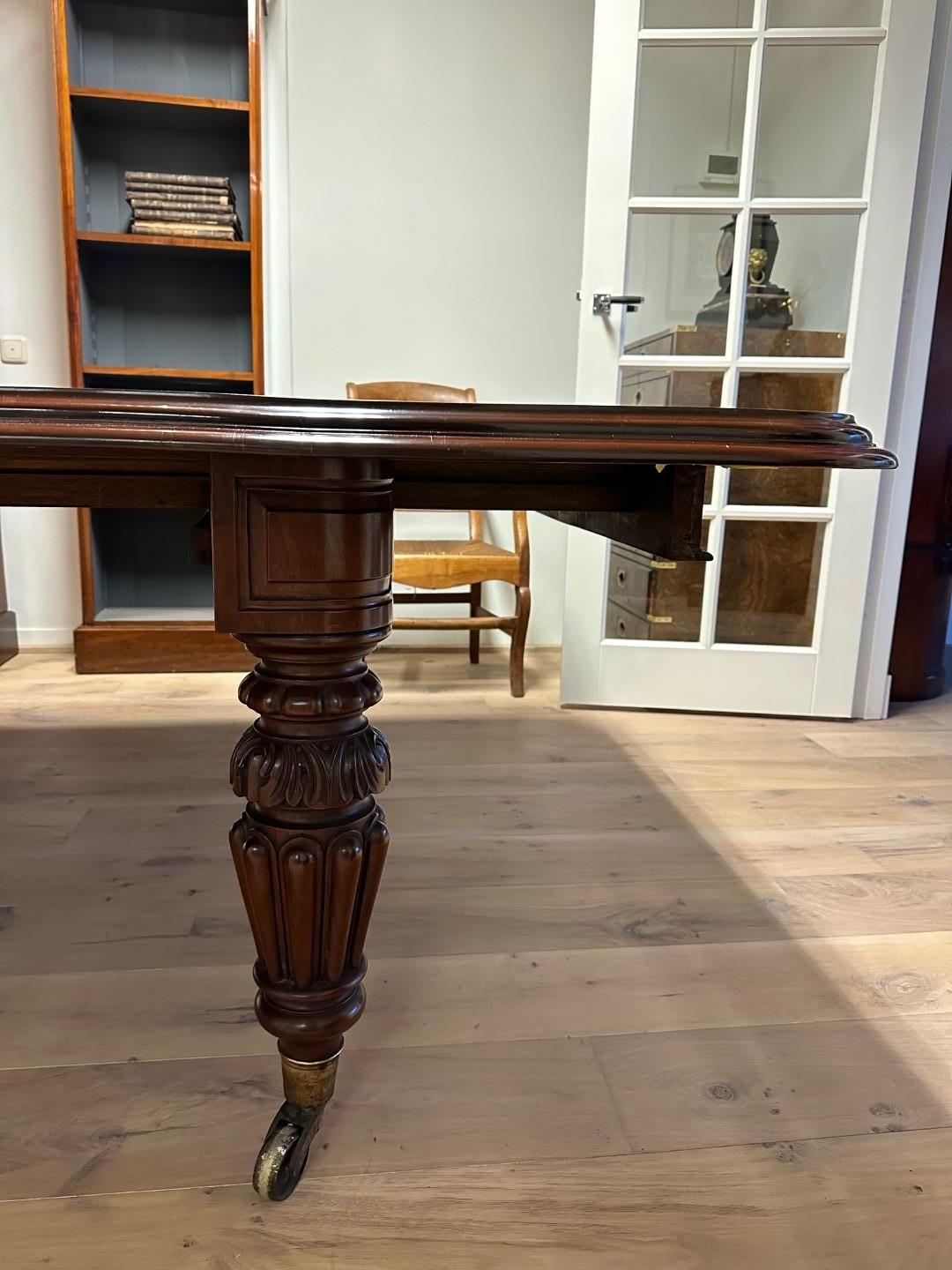 Large extending dining table For Sale 5