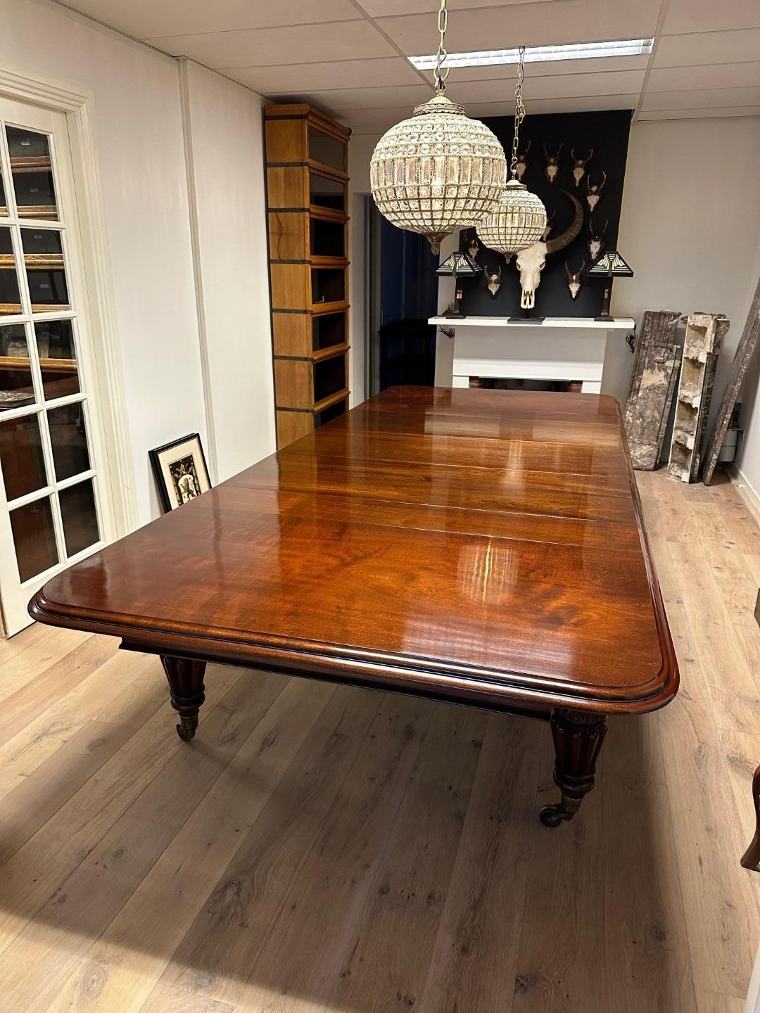Large extending dining table For Sale 3