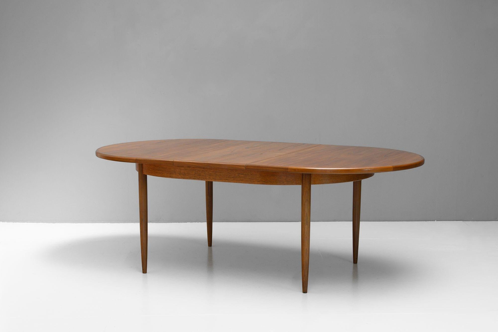 Large Extending G-Plan Table In Good Condition For Sale In London, England