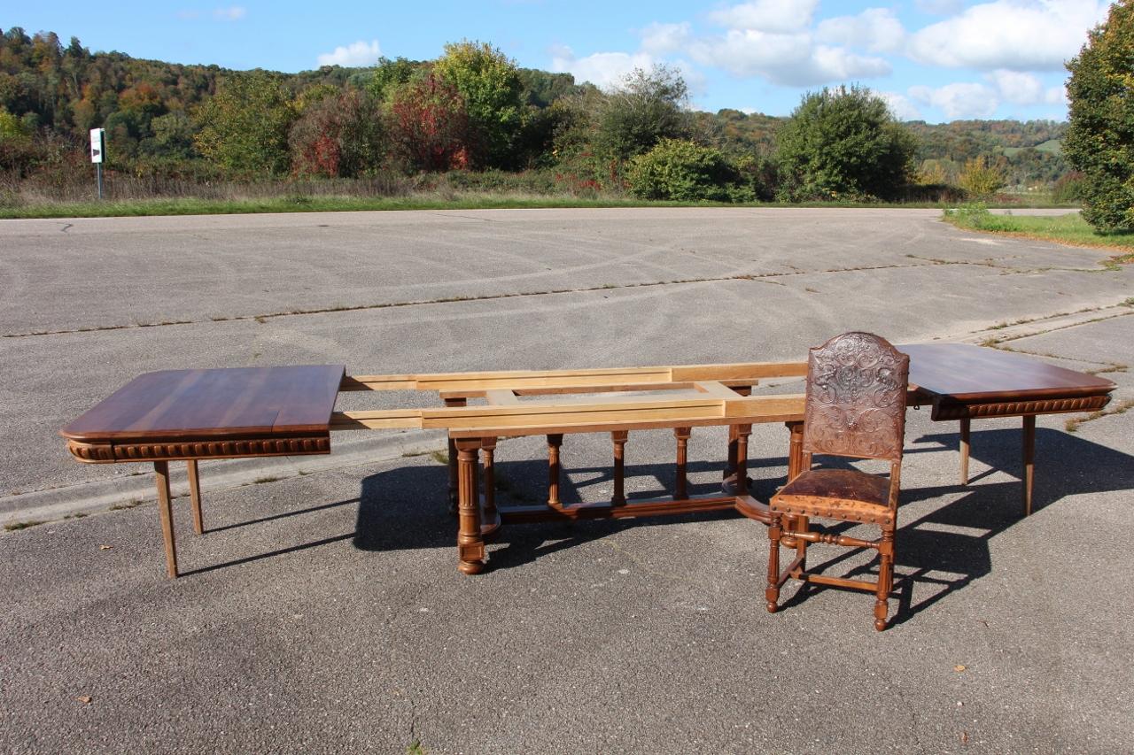 Großer ausziehbarer Nusstisch, 19. Jahrhundert (Holz) im Angebot