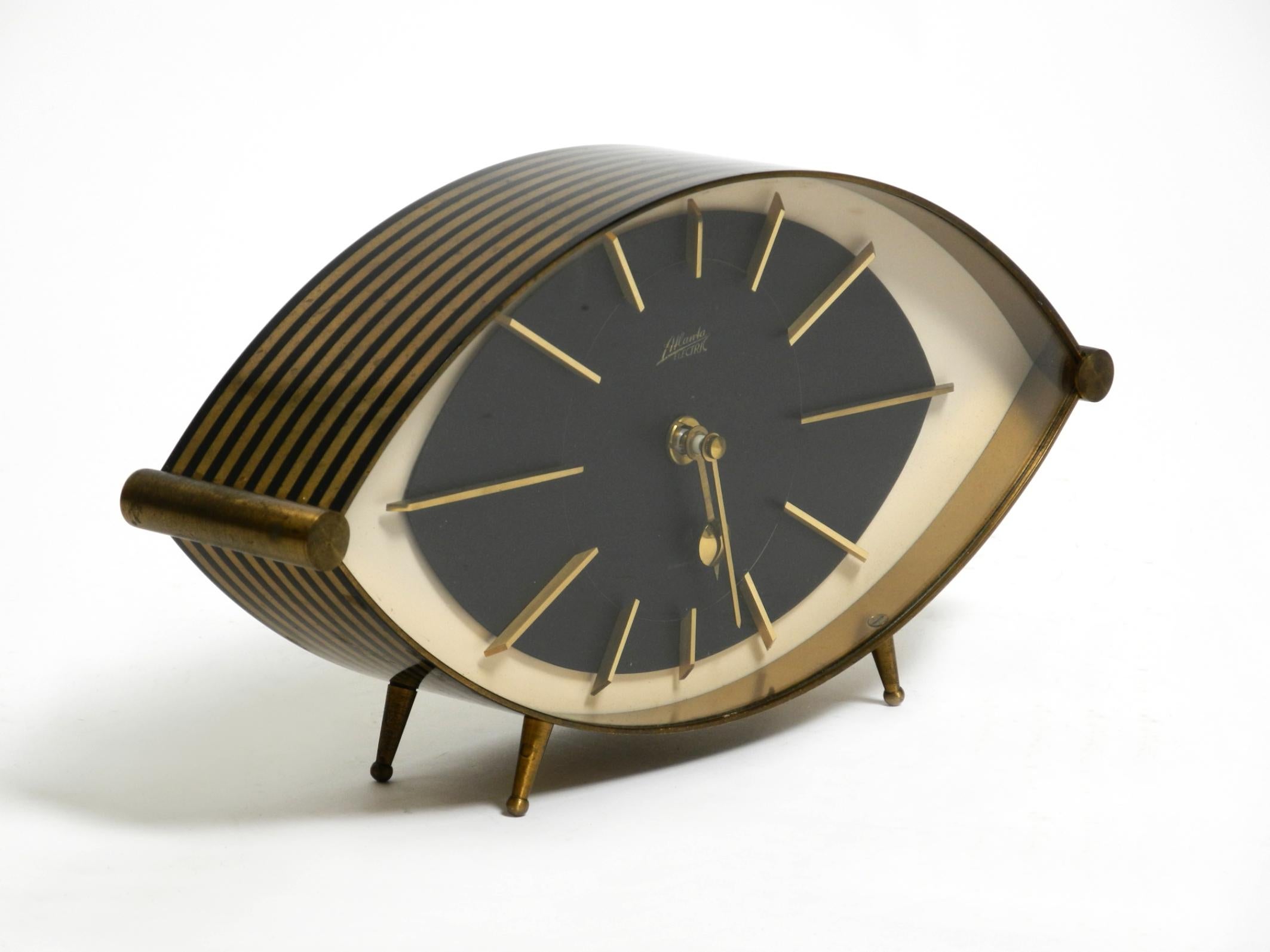 Schöne und sehr seltene 1950er Atlanta Electric Tischuhr. Hergestellt in Deutschland.
Vollständig aus massivem Messing gefertigt, in einem sehr schönen, typischen Design der Jahrhundertmitte.
Sehr guter, sauberer und gepflegter Zustand ohne Schäden