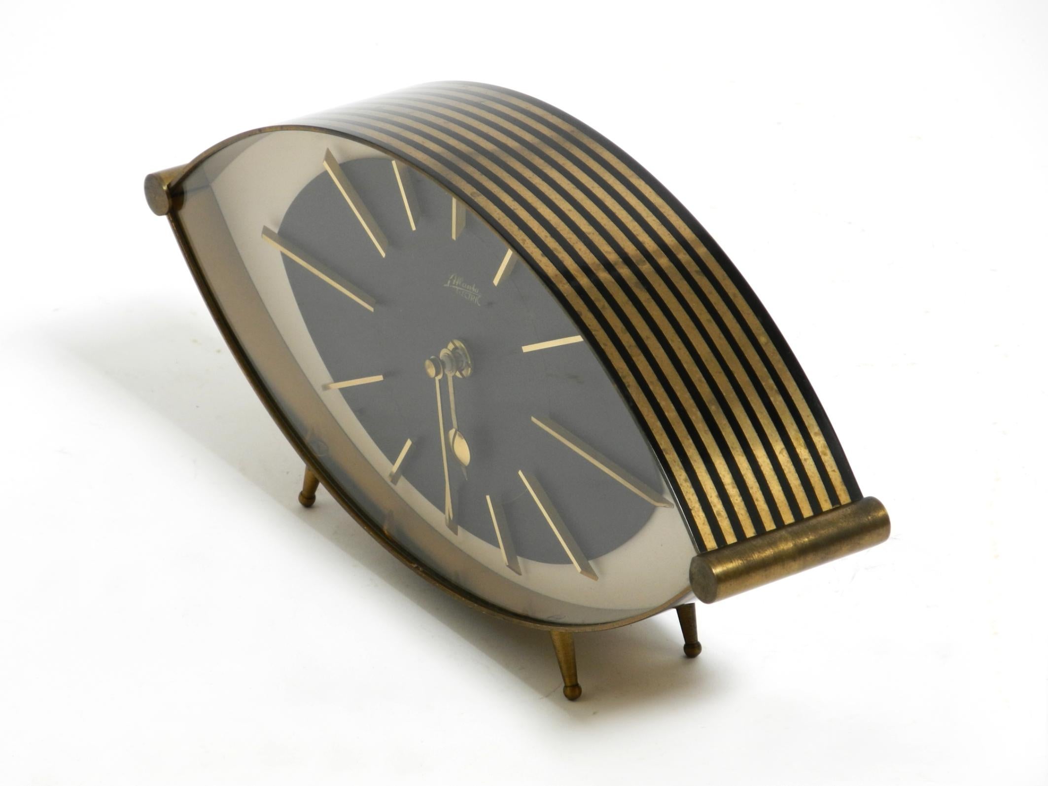 Große außergewöhnliche Mid-Century-Modern-Tischuhr aus Messing von Atlanta Electric im Zustand „Gut“ im Angebot in München, DE