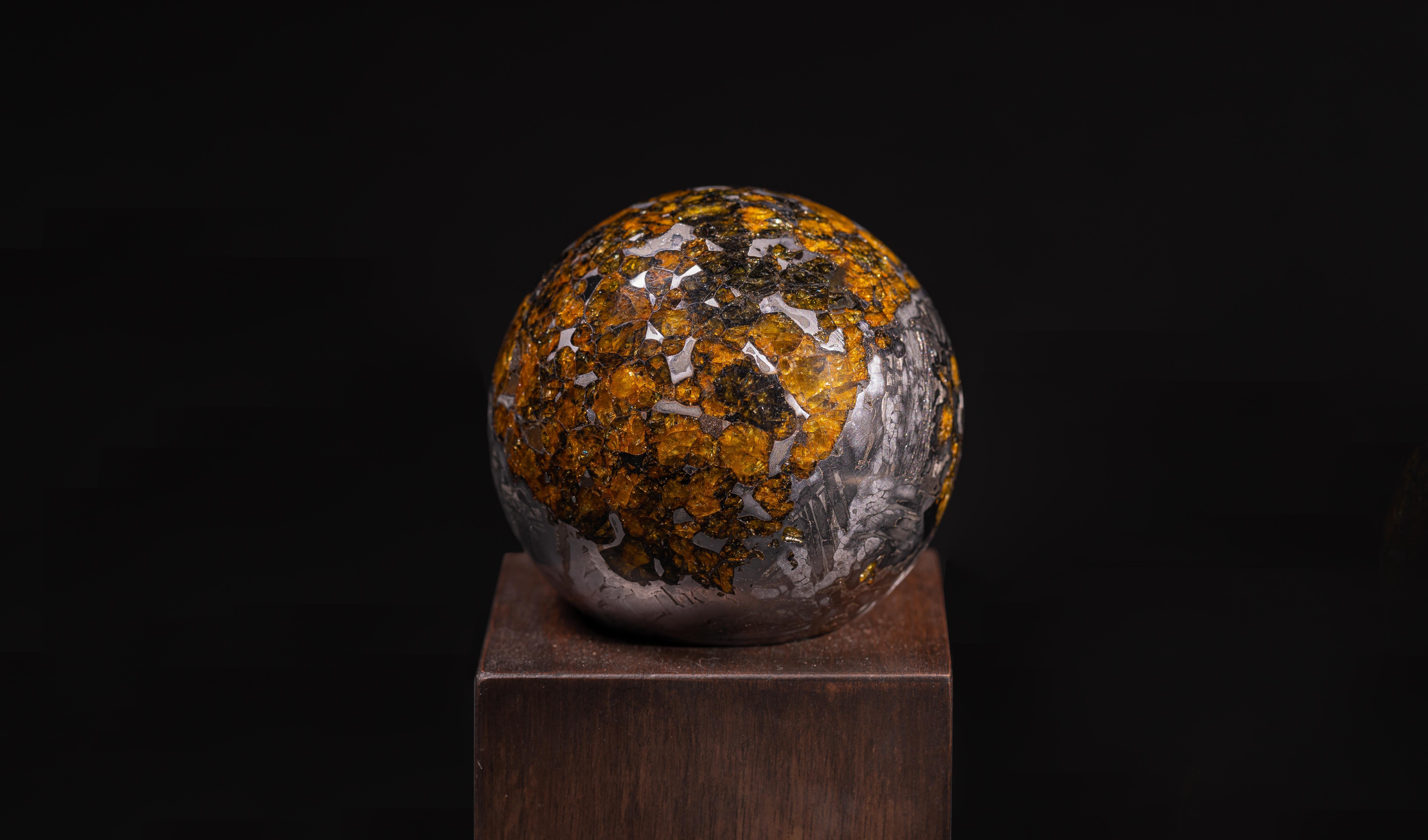 Seymchan-Sphäre.
Pallasit
1390 g

Pallasite, die weniger als 0,2 % aller Meteoriten ausmachen, bestehen aus einer Eisen-Nickel-Matrix, die mit bernsteinfarbenen Olivin-Edelsteinen durchsetzt ist, und sind vielleicht die schillerndsten Meteorite