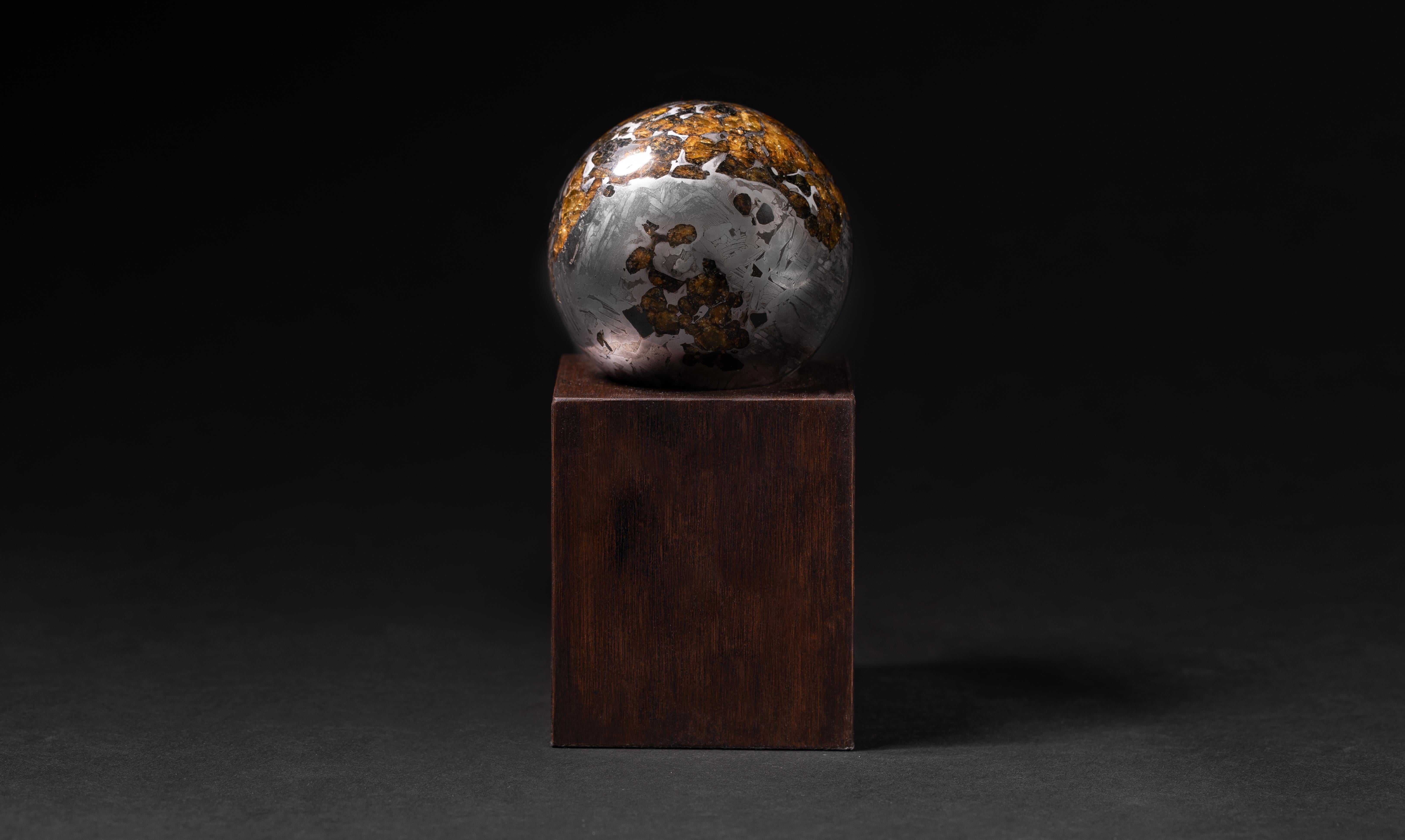 Extraterrestrial Meteorit-Kristallkugel (Russisch)