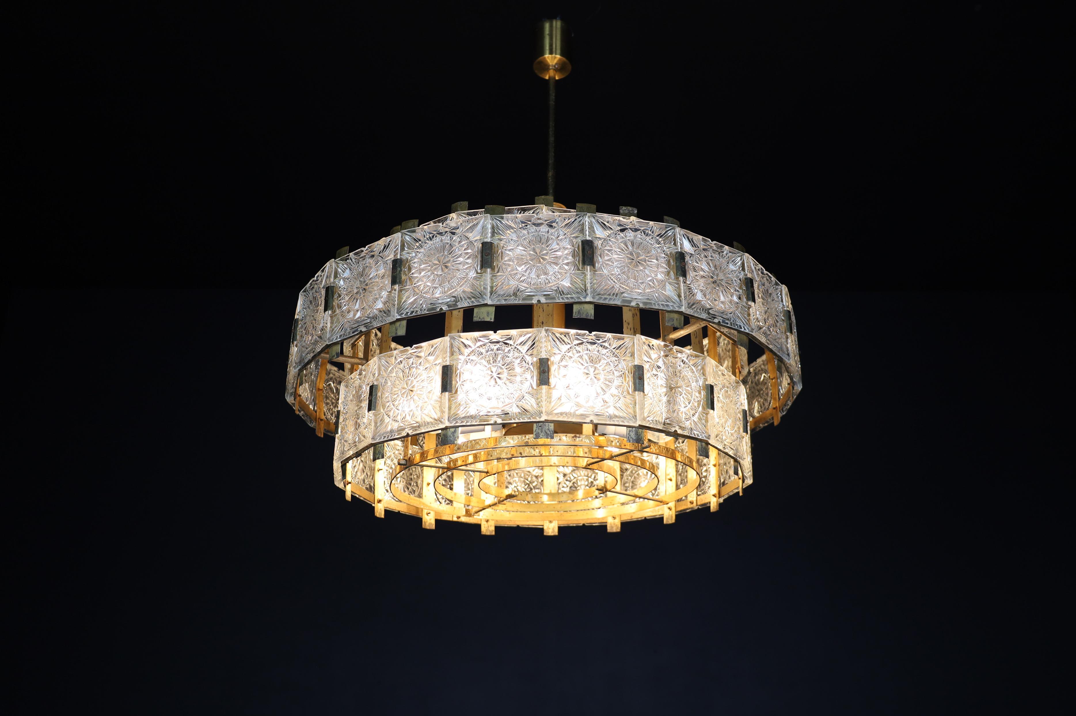 20ième siècle Grand lustre extravagant avec luminaire en laiton patiné, Praque, années 1960 en vente