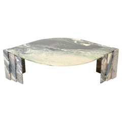 Grande table basse en marbre sicilien en forme d'œil, années 1970