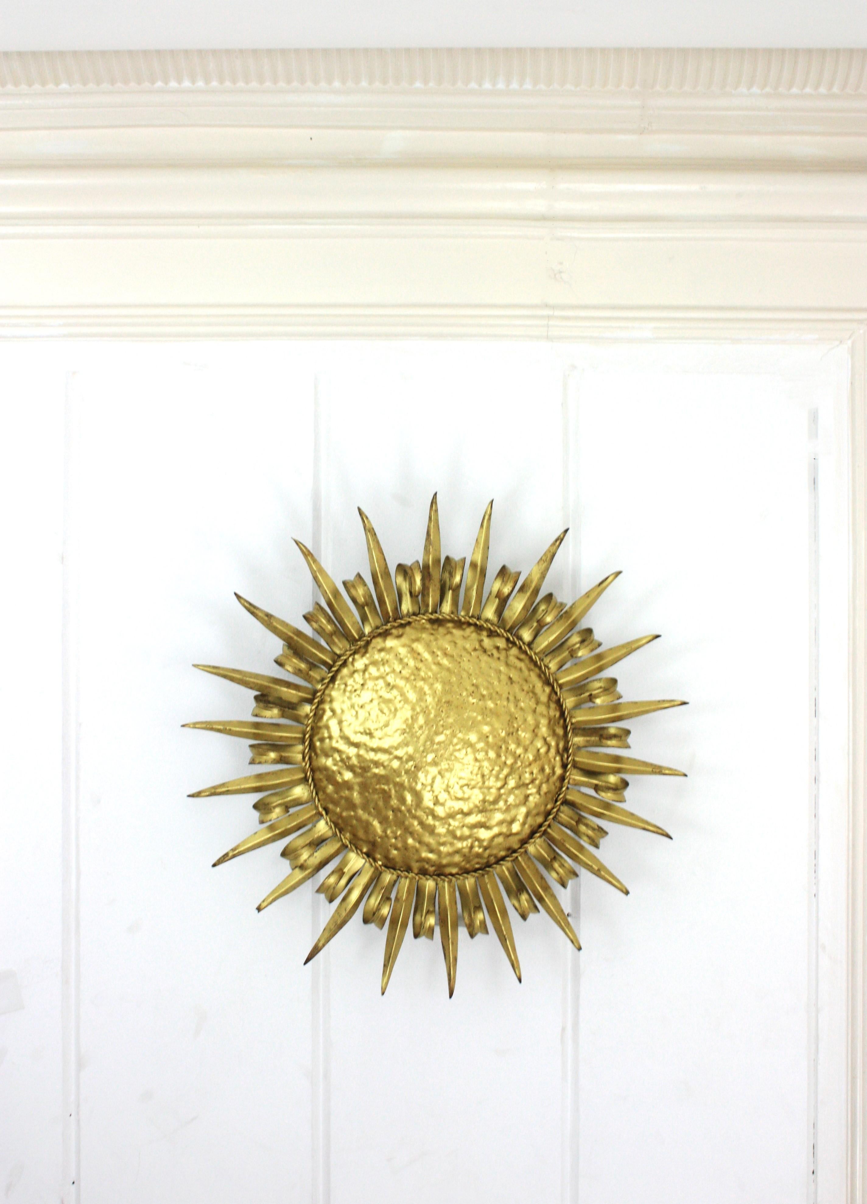Grand luminaire encastré en forme de cils de soleil, fer forgé doré, années 1950 en vente 2