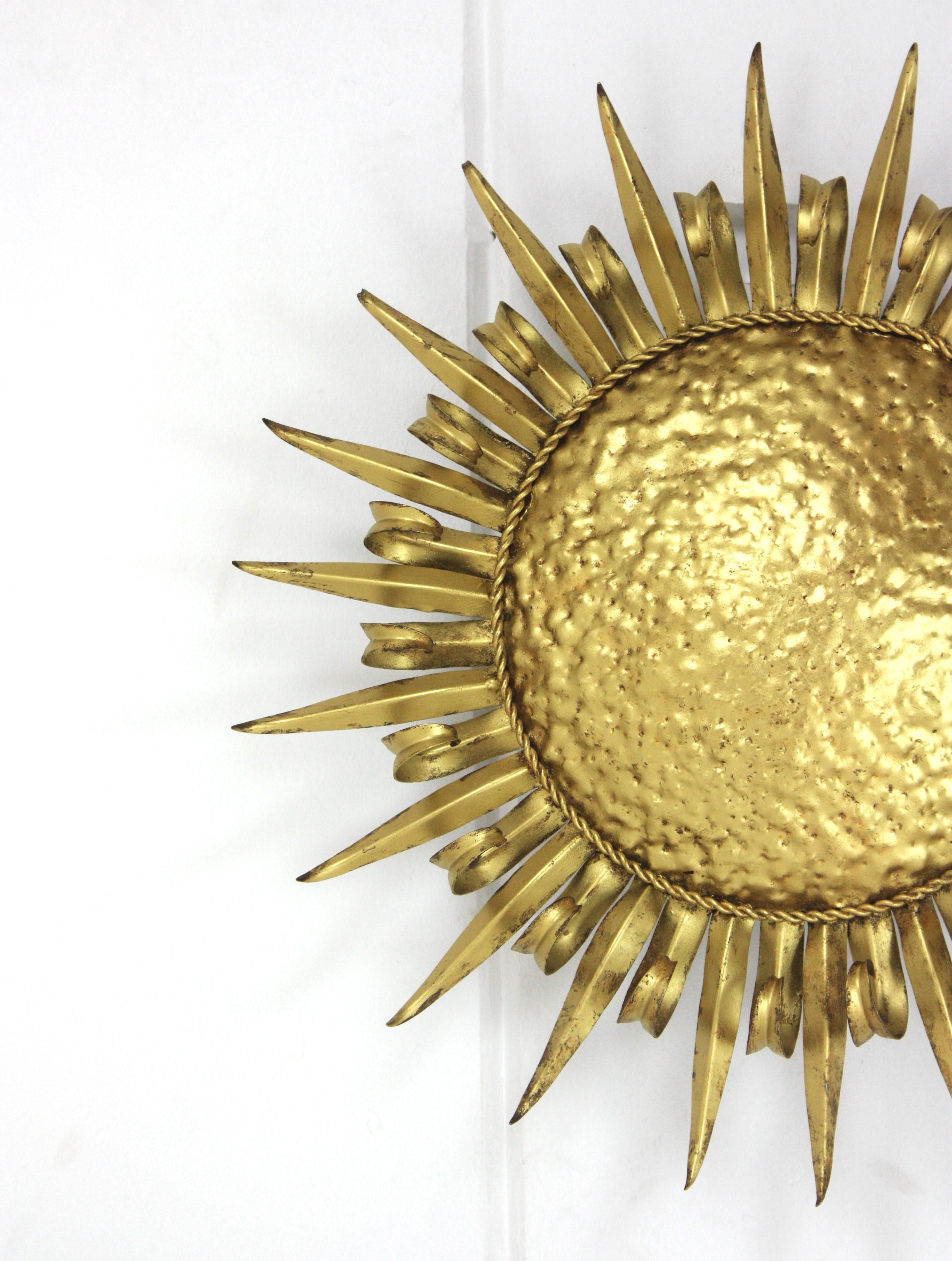 Grand luminaire encastré en forme de cils de soleil, fer forgé doré, années 1950 en vente 3