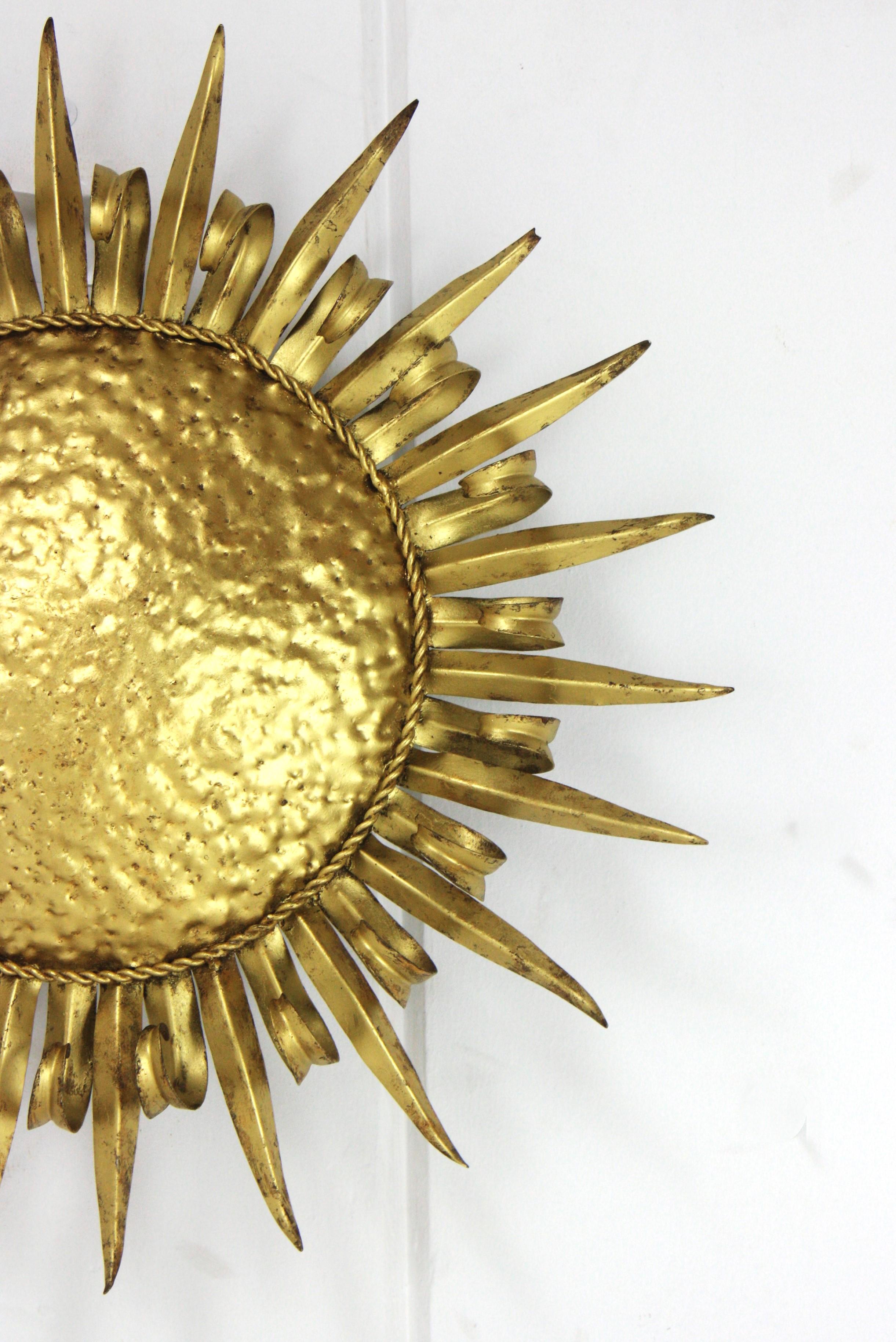Grand luminaire encastré en forme de cils de soleil, fer forgé doré, années 1950 en vente 4