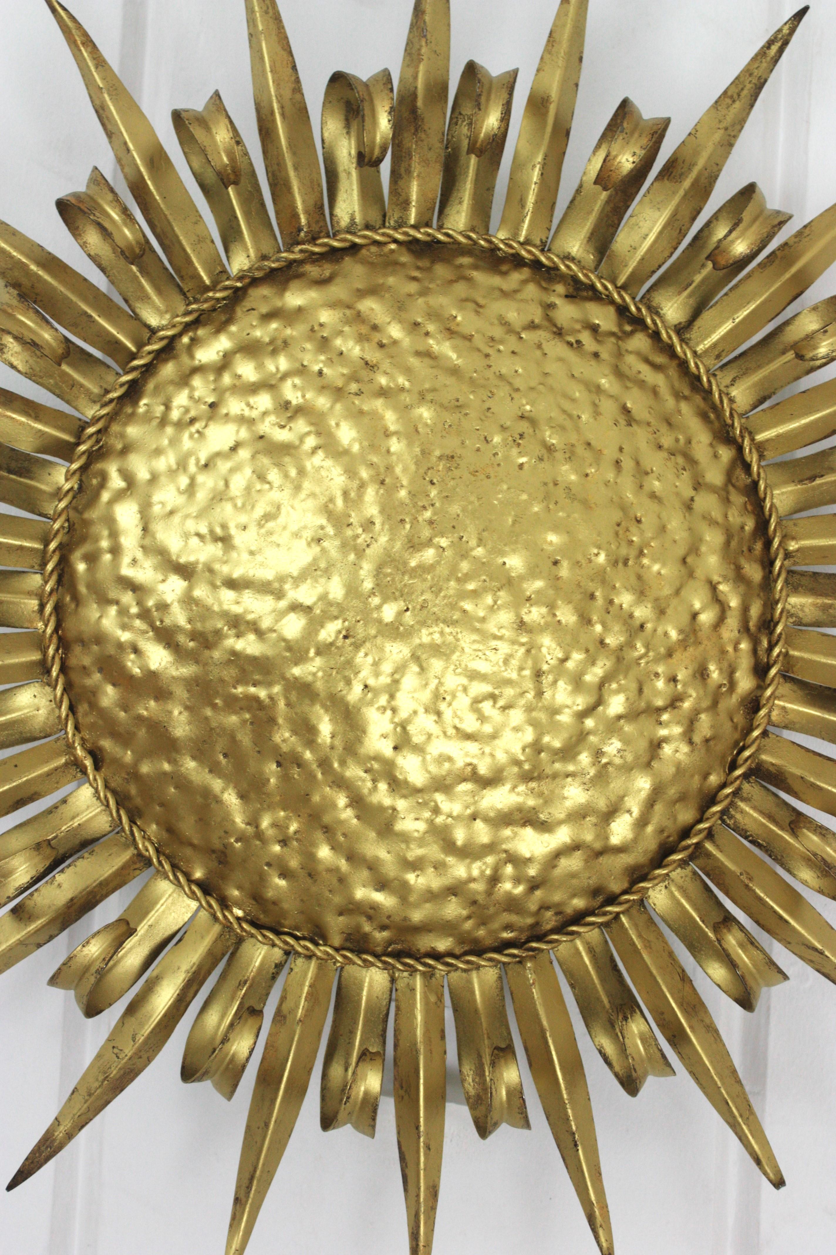 Grand luminaire encastré en forme de cils de soleil, fer forgé doré, années 1950 en vente 5