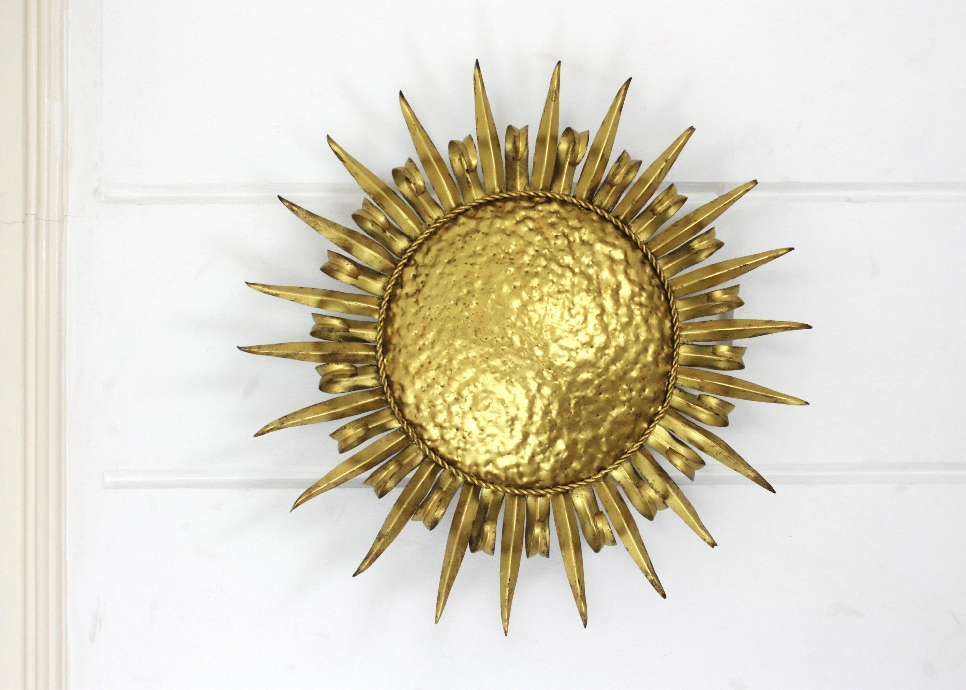 Grand luminaire encastré en forme de cils de soleil, fer forgé doré, années 1950 en vente 6