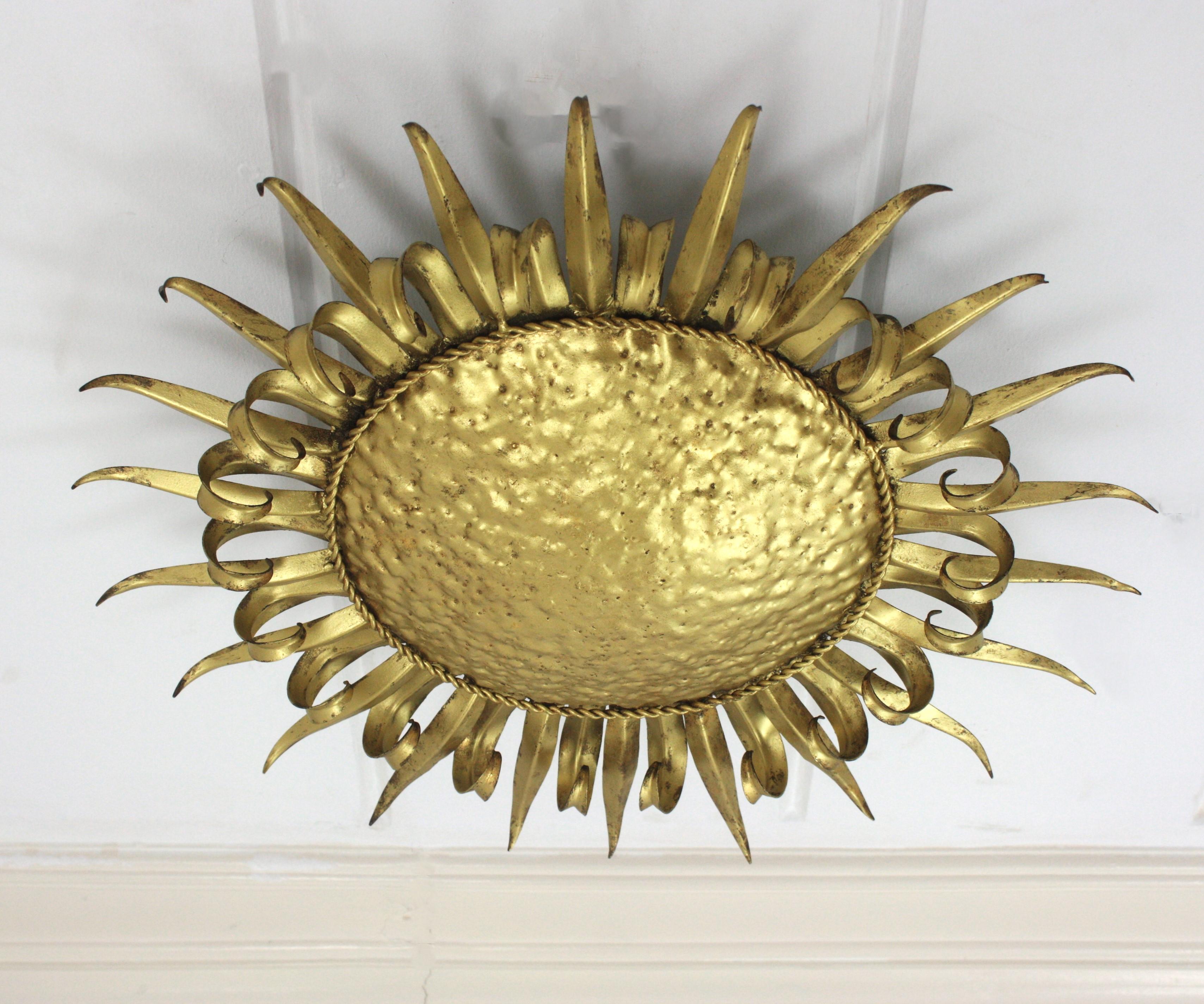 Grand luminaire encastré en forme de cils de soleil, fer forgé doré, années 1950 en vente 7