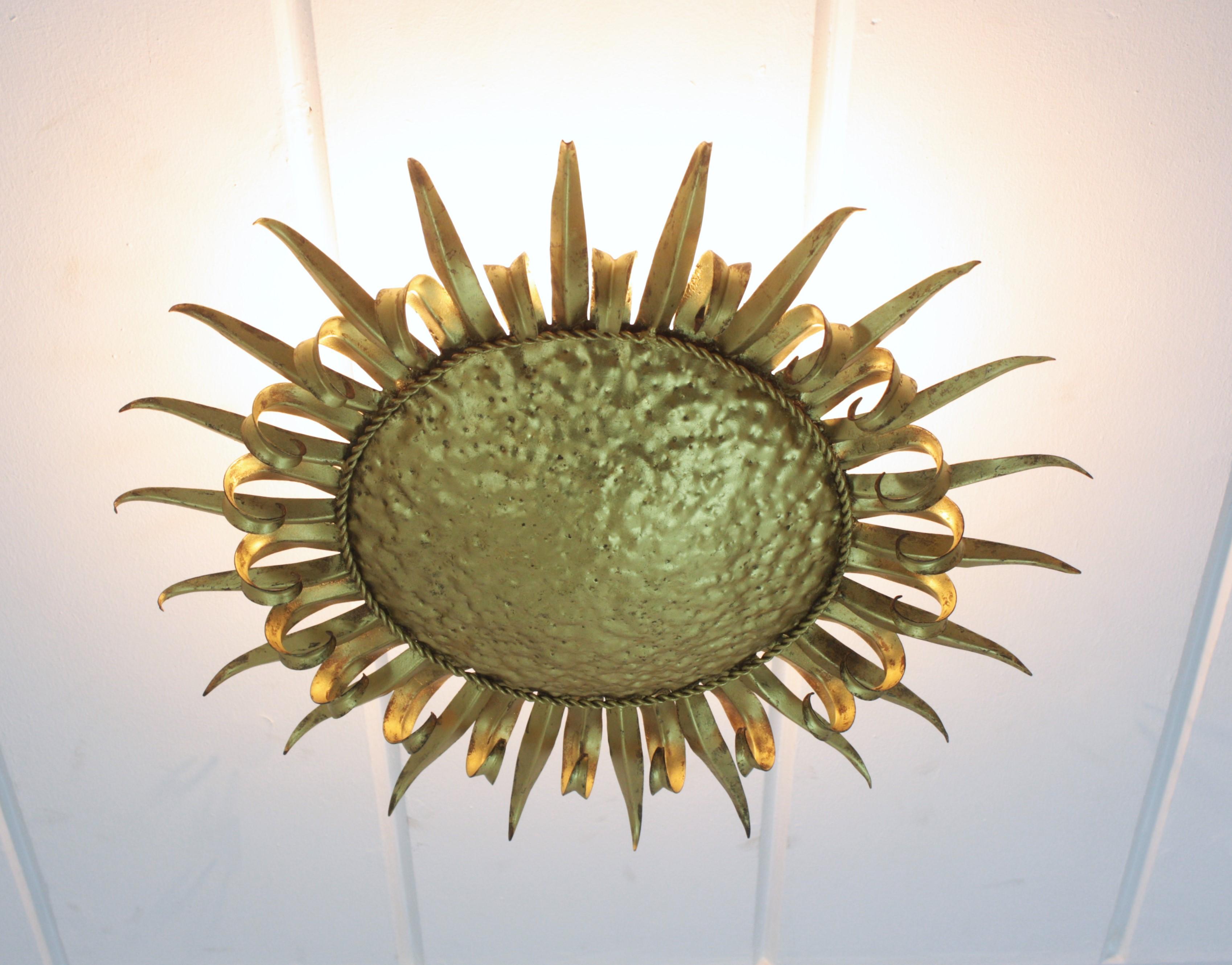 Grand luminaire encastré en forme de cils de soleil, fer forgé doré, années 1950 en vente 8