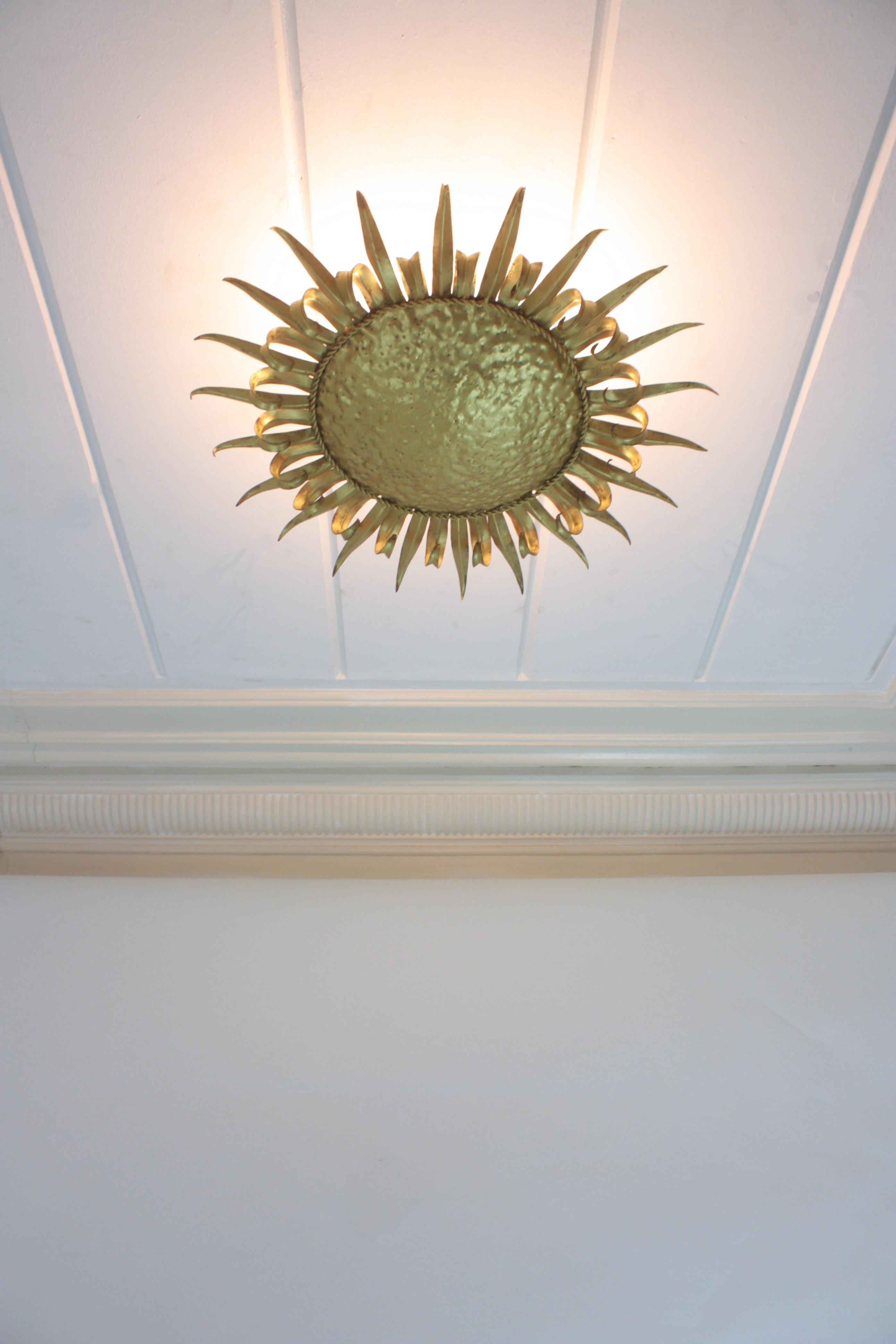 Grand luminaire encastré en forme de cils de soleil, fer forgé doré, années 1950 en vente 9