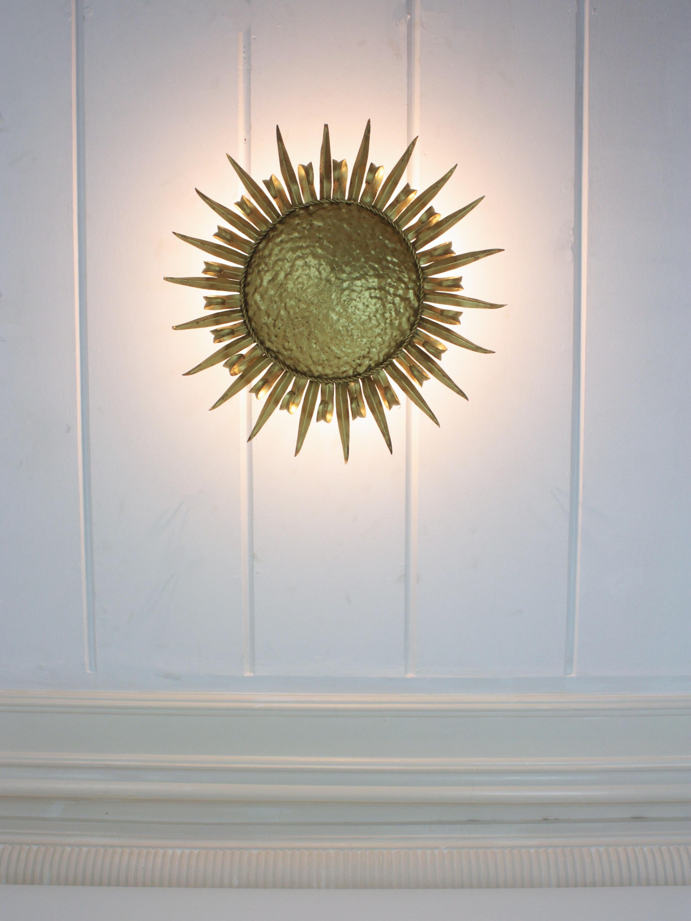 Grand luminaire encastré en forme de cils de soleil, fer forgé doré, années 1950 en vente 10