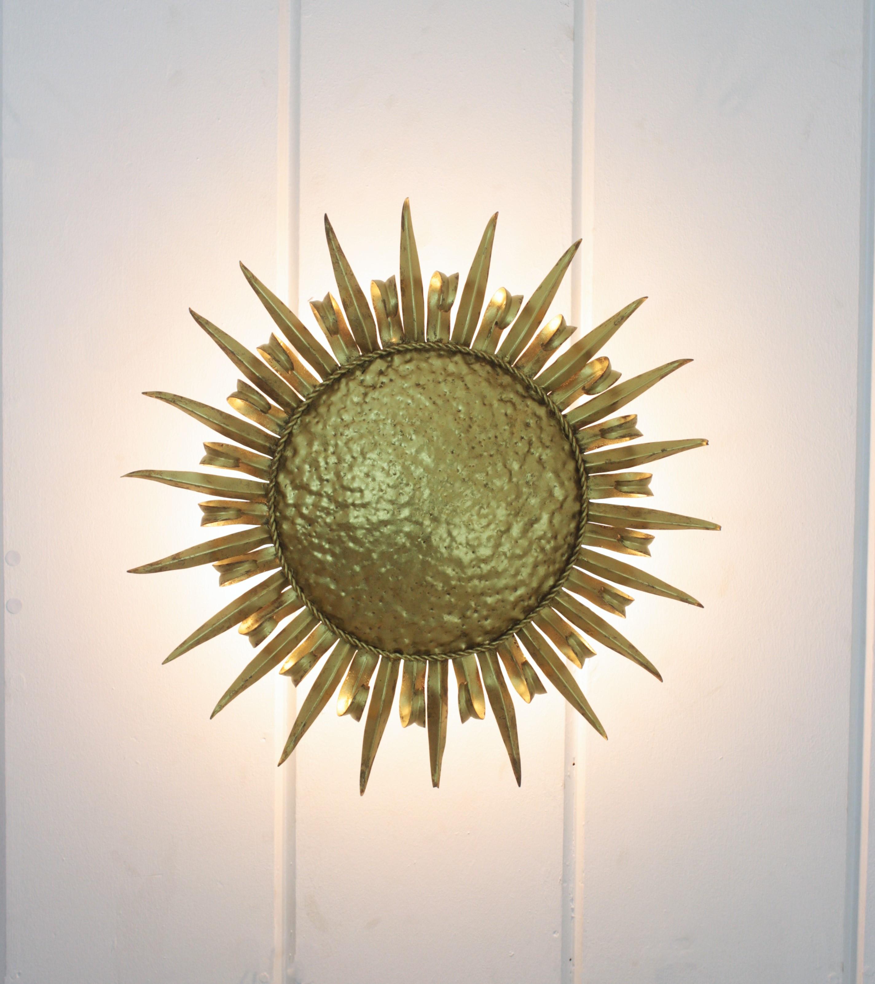 Grand luminaire encastré en forme de cils de soleil, fer forgé doré, années 1950 en vente 11