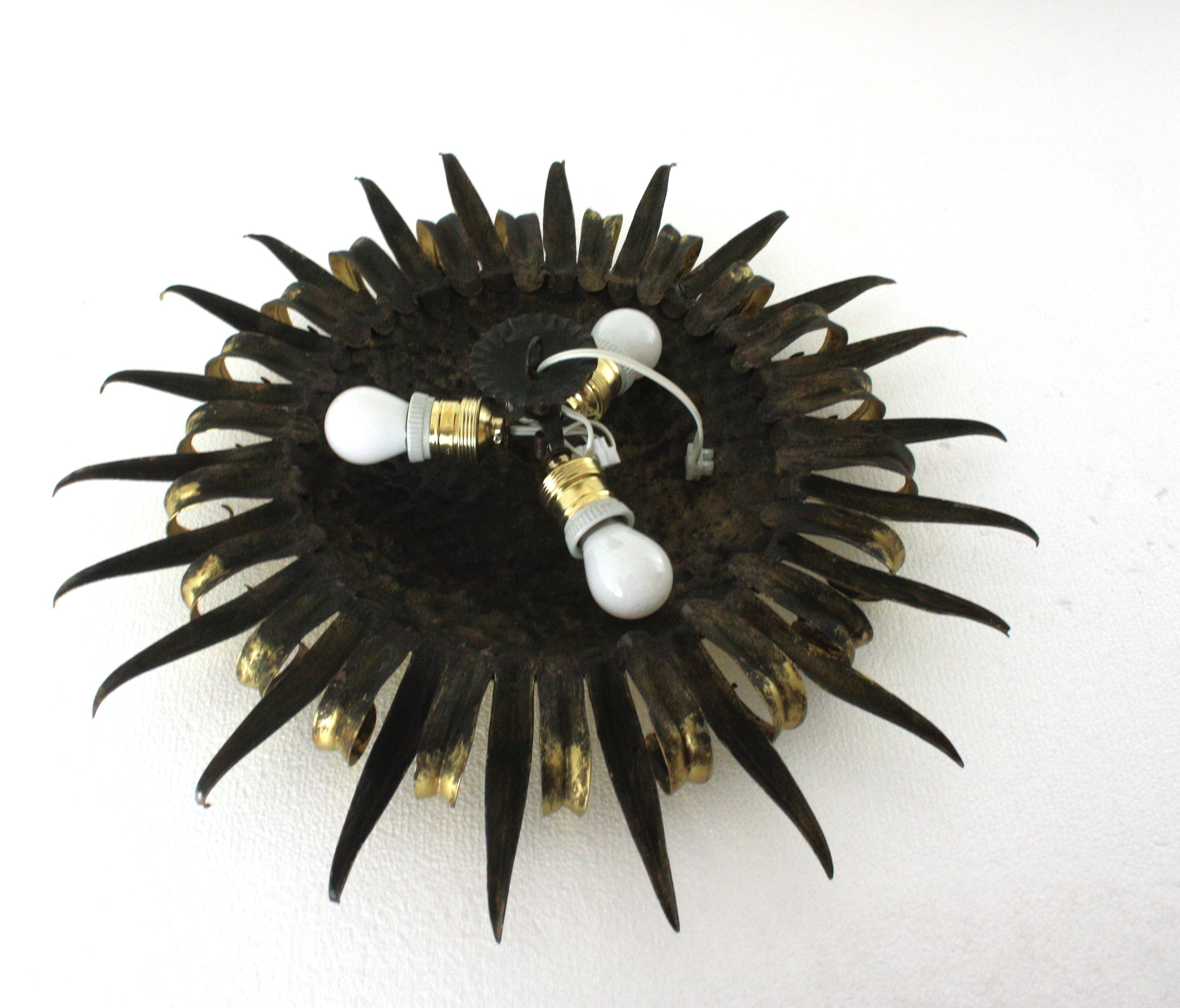 Grand luminaire encastré en forme de cils de soleil, fer forgé doré, années 1950 en vente 12