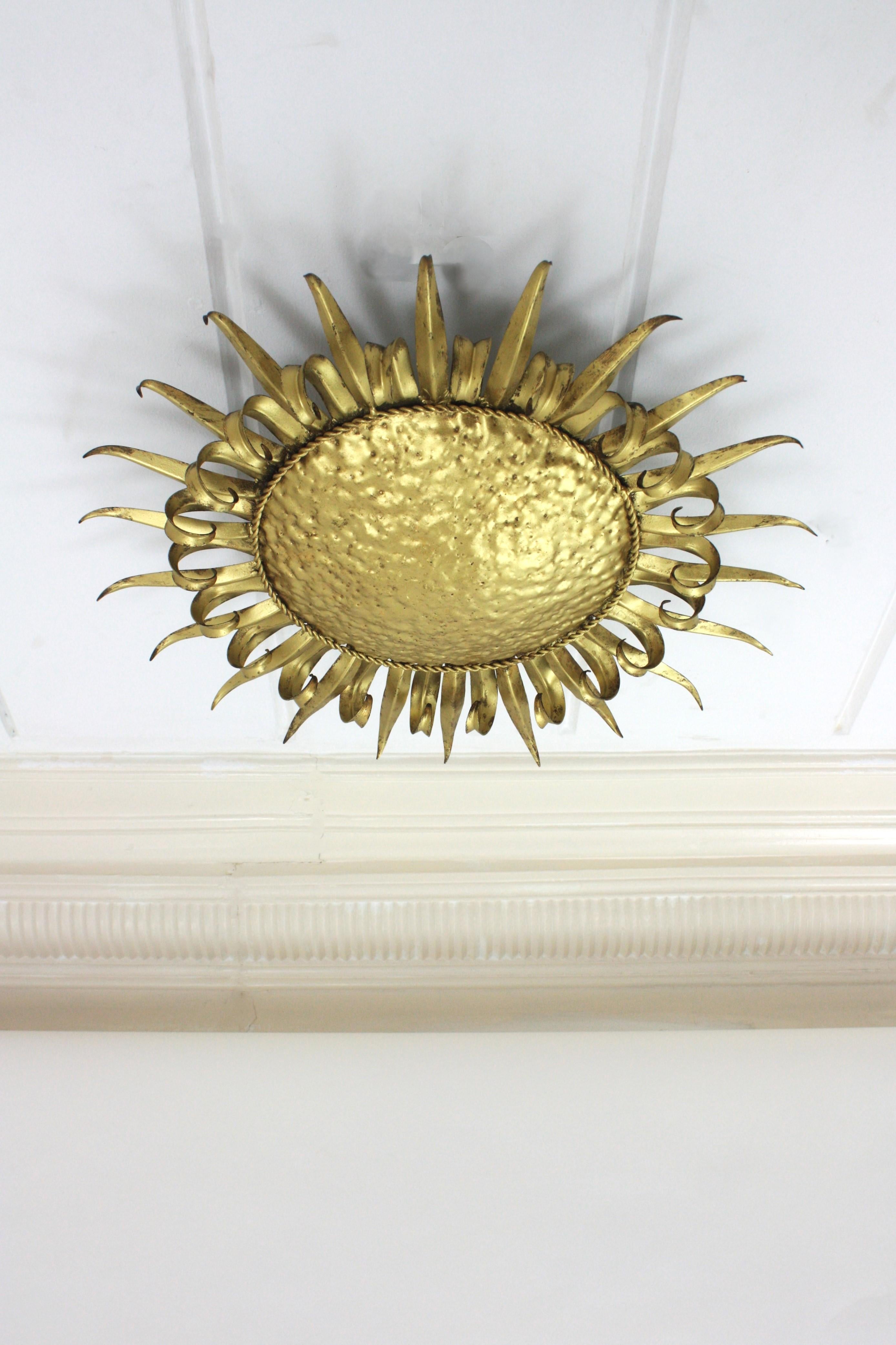 Mid-Century Modern Grand luminaire encastré en forme de cils de soleil, fer forgé doré, années 1950 en vente