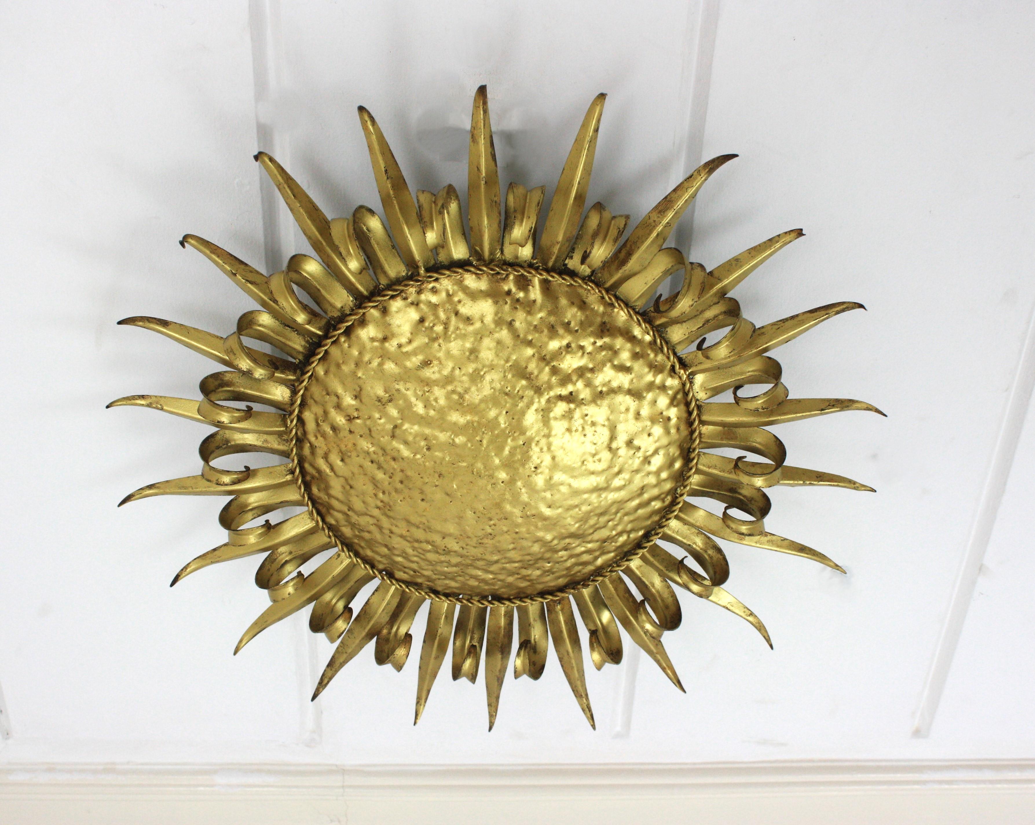 Français Grand luminaire encastré en forme de cils de soleil, fer forgé doré, années 1950 en vente