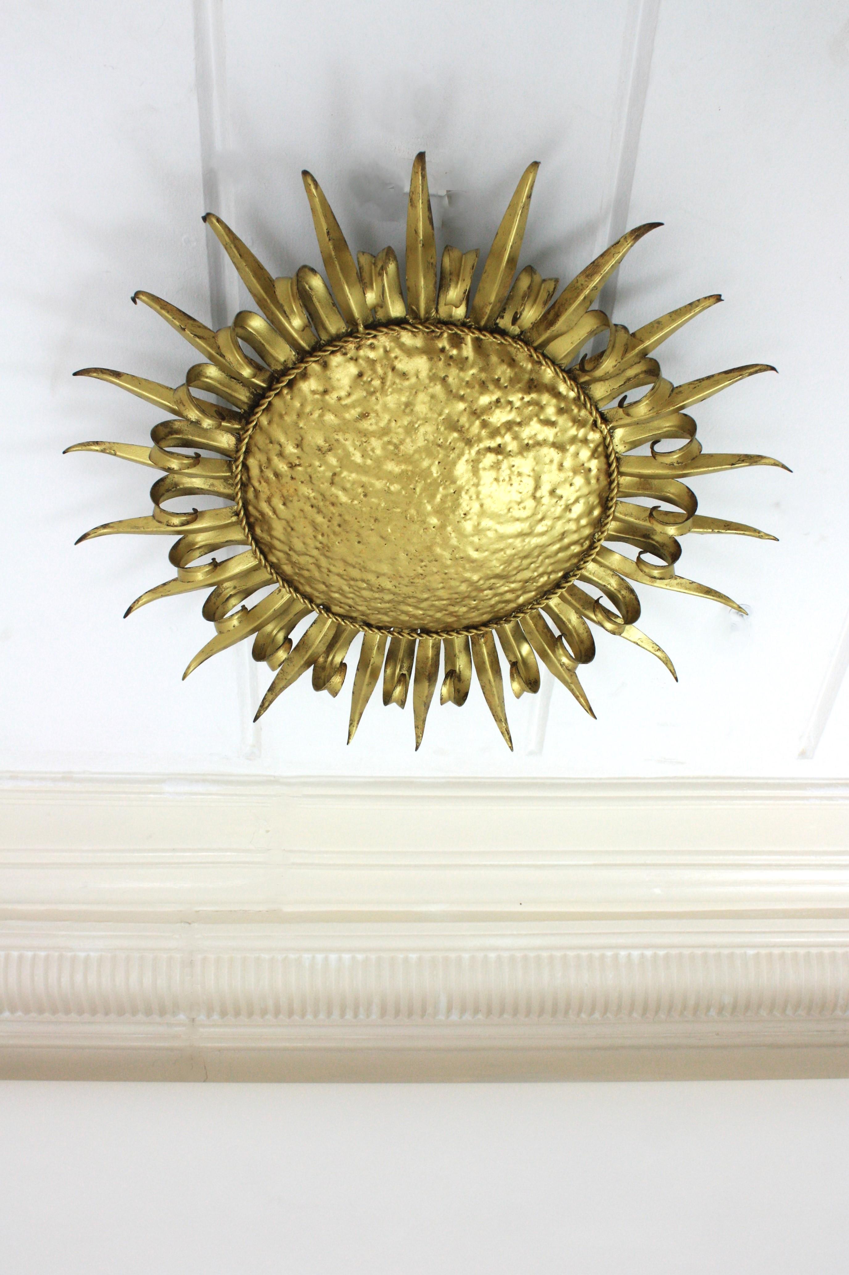 Doré Grand luminaire encastré en forme de cils de soleil, fer forgé doré, années 1950 en vente