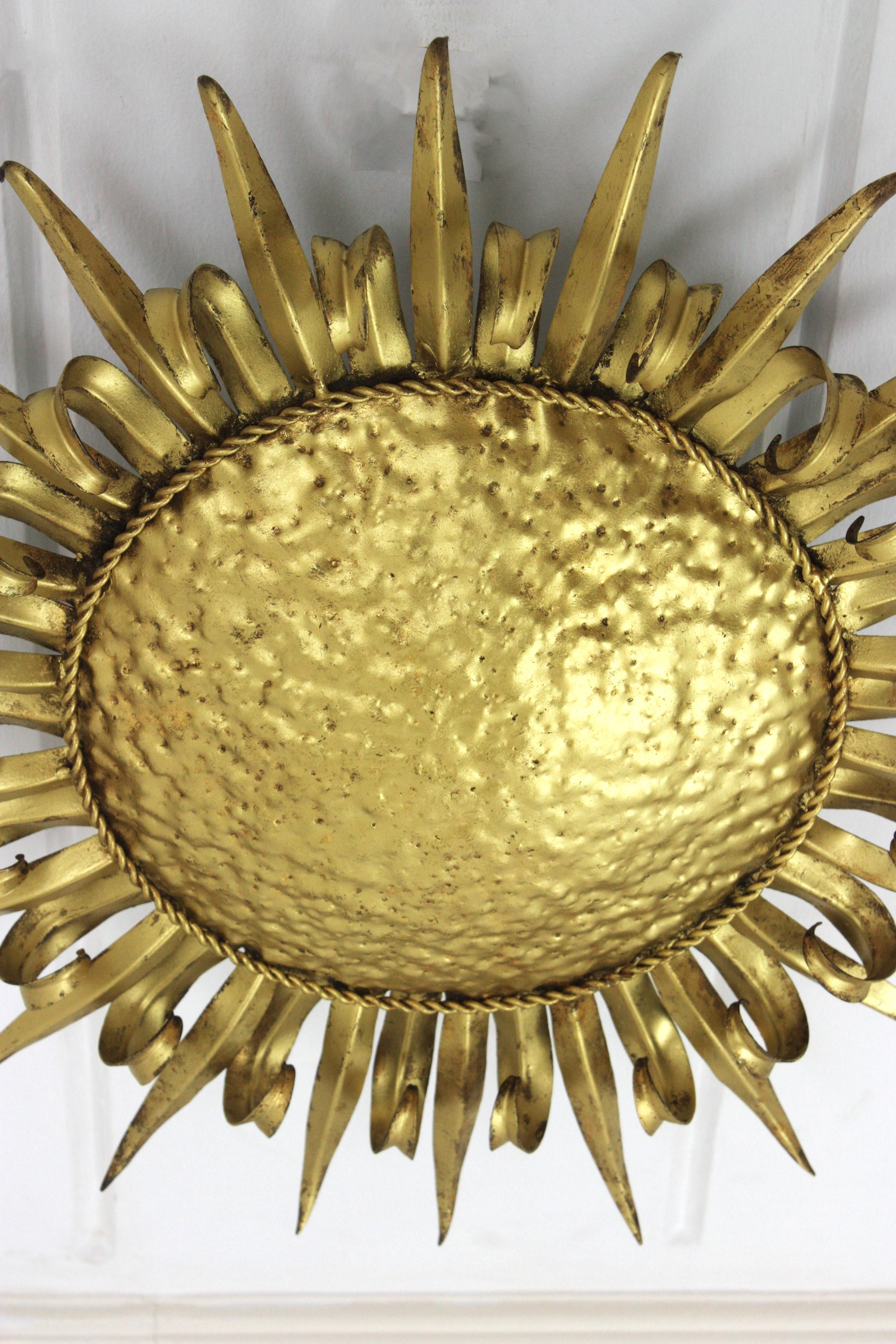 Grand luminaire encastré en forme de cils de soleil, fer forgé doré, années 1950 Bon état - En vente à Barcelona, ES