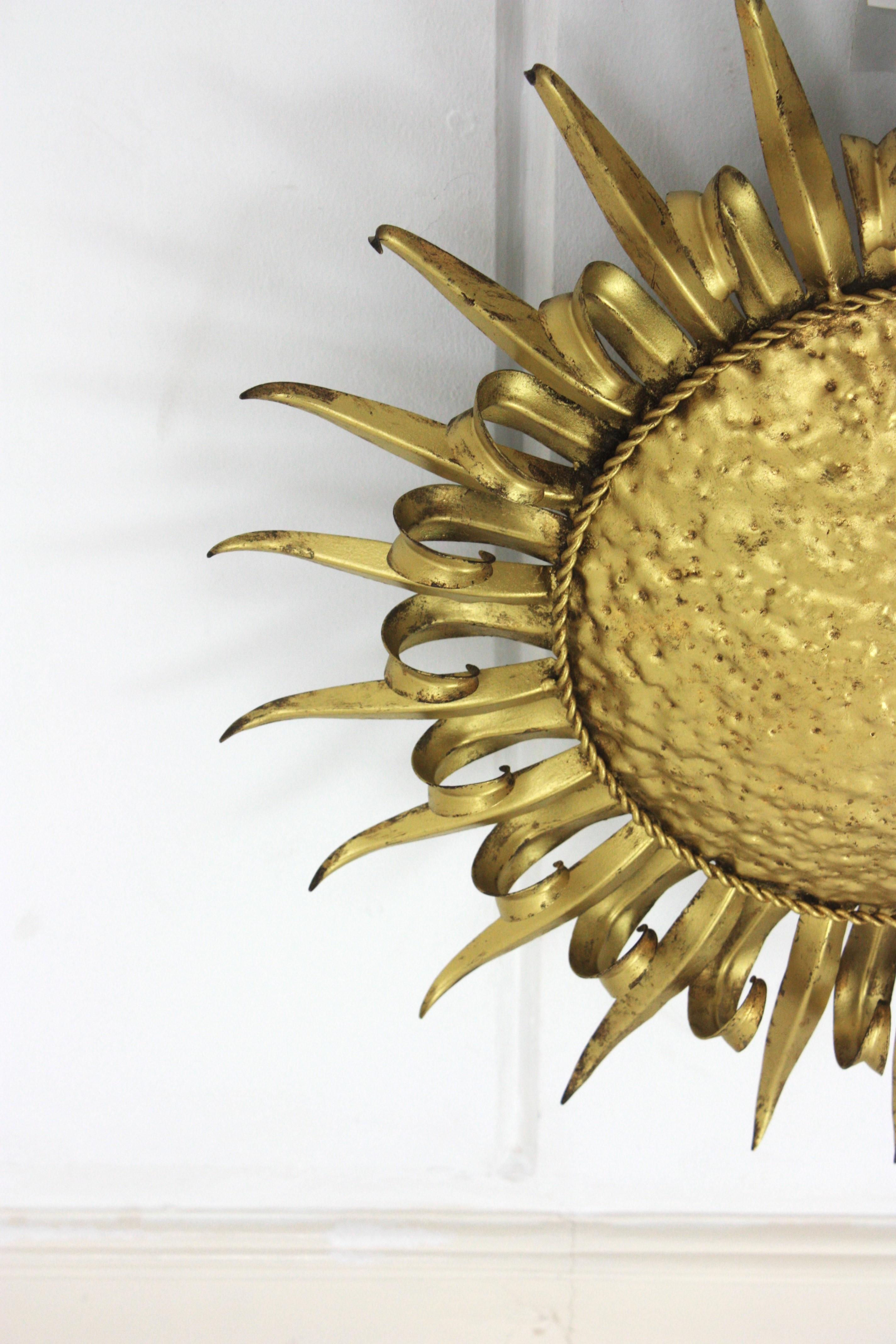 20ième siècle Grand luminaire encastré en forme de cils de soleil, fer forgé doré, années 1950 en vente