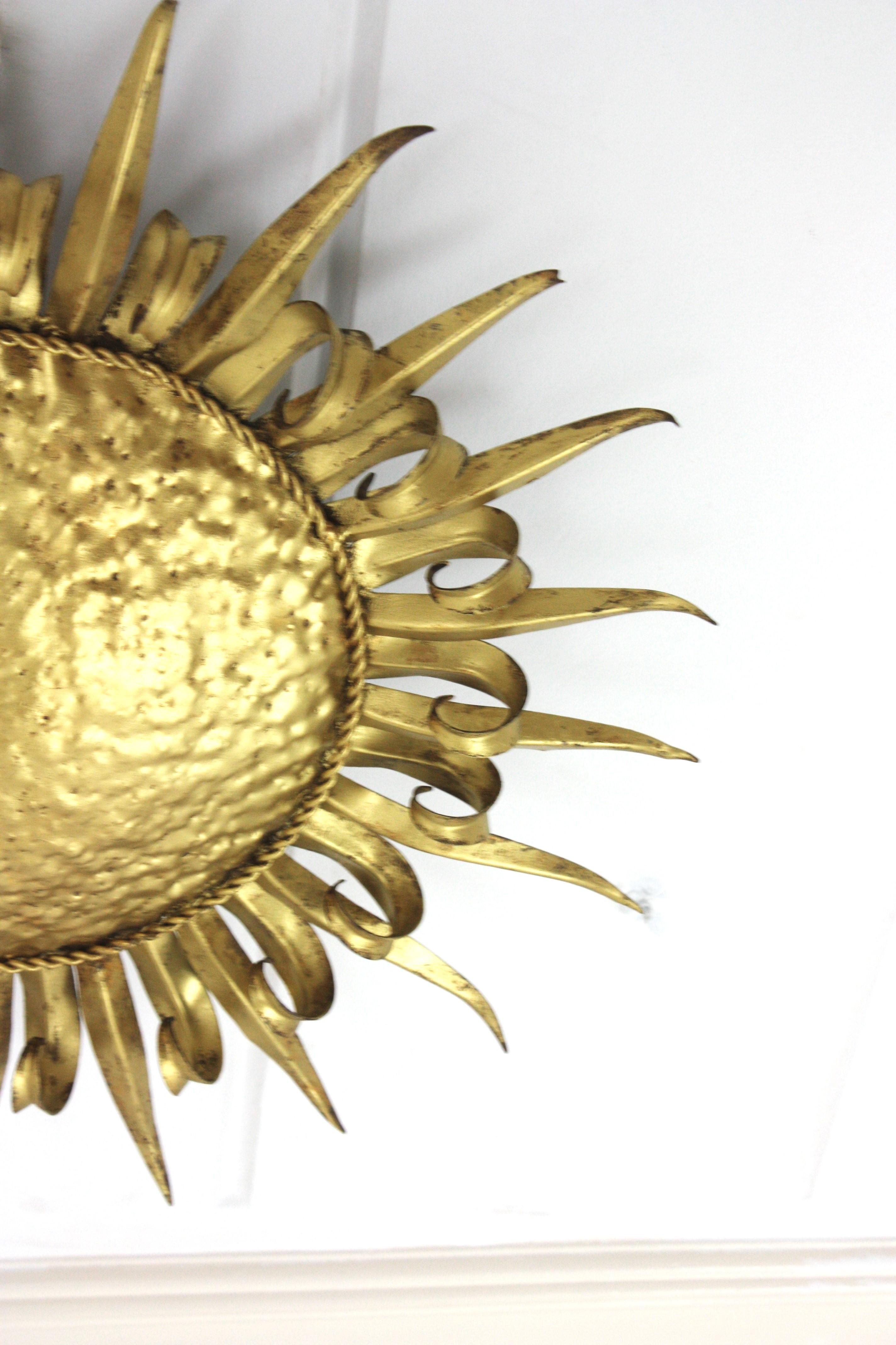 Métal Grand luminaire encastré en forme de cils de soleil, fer forgé doré, années 1950 en vente