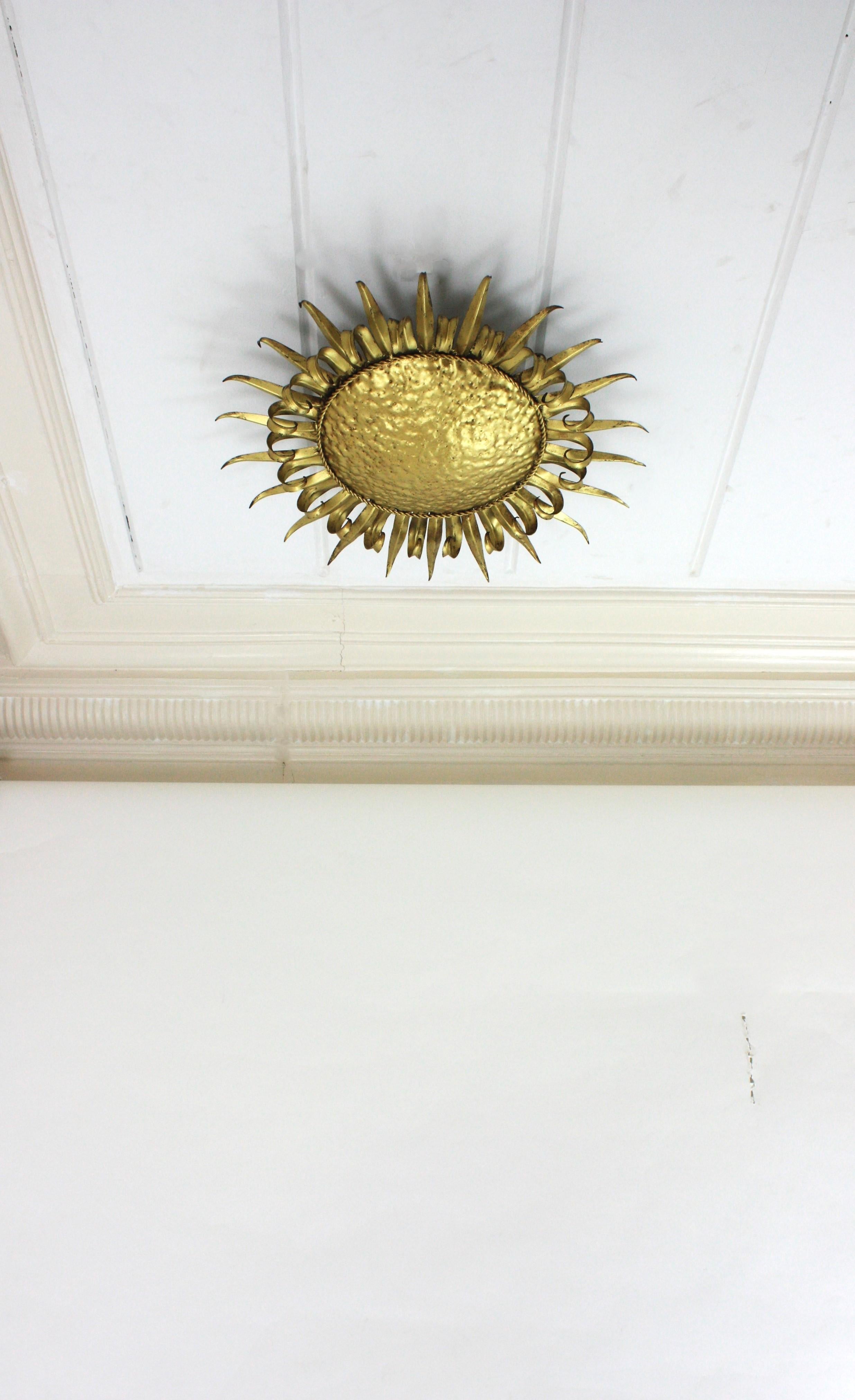 Grand luminaire encastré en forme de cils de soleil, fer forgé doré, années 1950 en vente 1