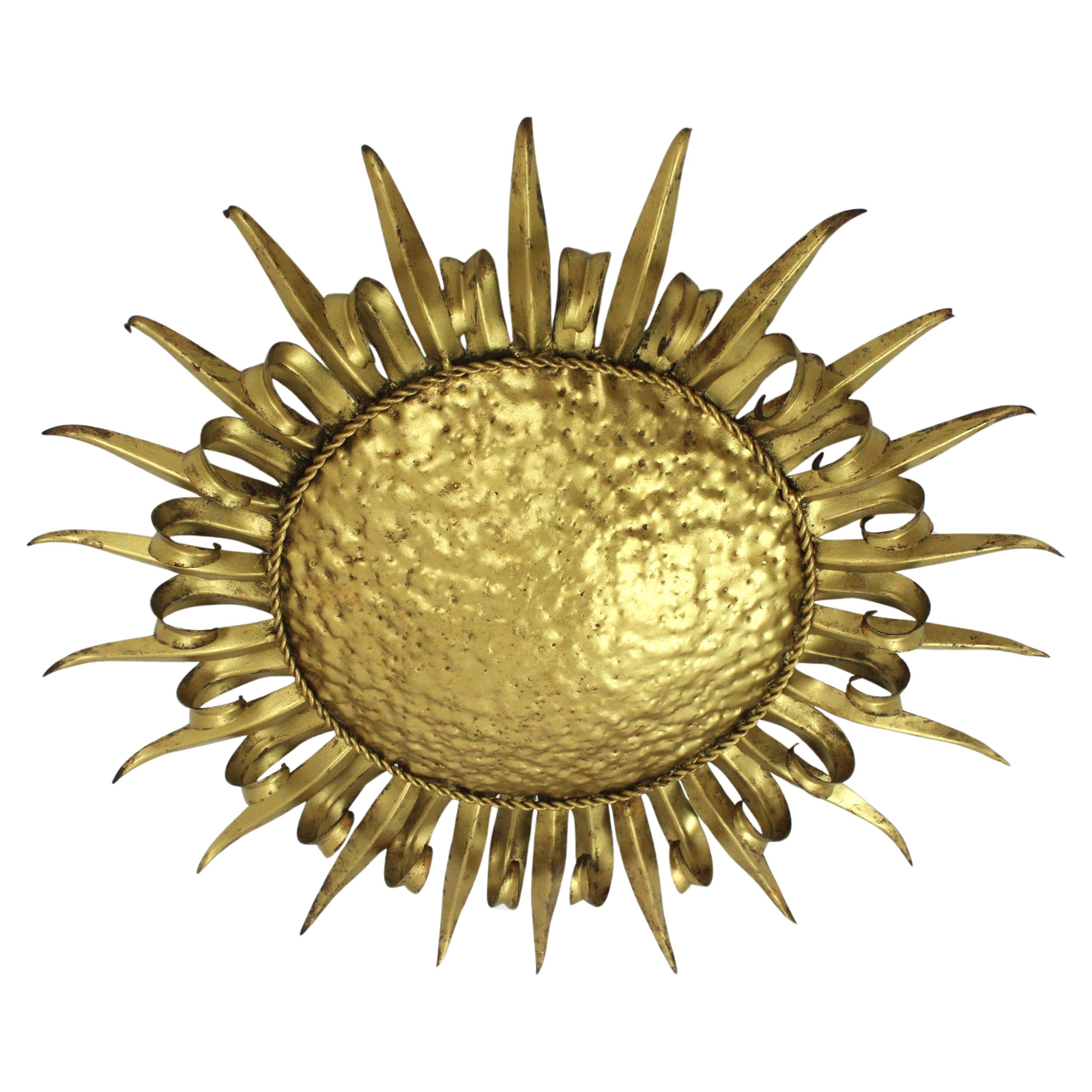 Große Einbaubeleuchtung mit eyelash-Sonnenschliff, vergoldetes Schmiedeeisen, 1950er Jahre
