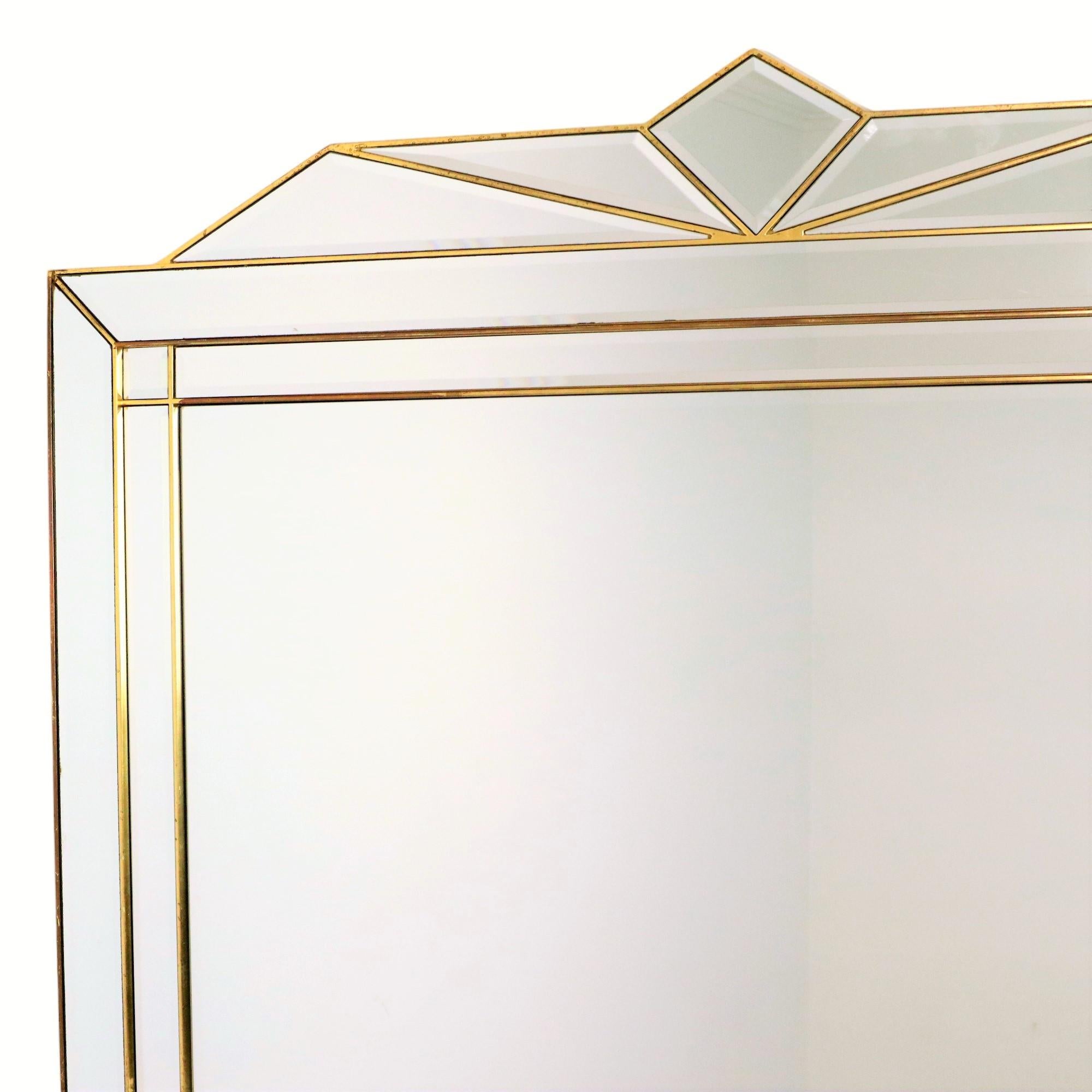 Bellissimo specchio Deknudt di grandi dimensioni in formato XL, con 17 superfici a specchio sfaccettate e cornice in resina dorata con corona nella parte superiore, design vintage di alta qualità della seconda metà del XX secolo,