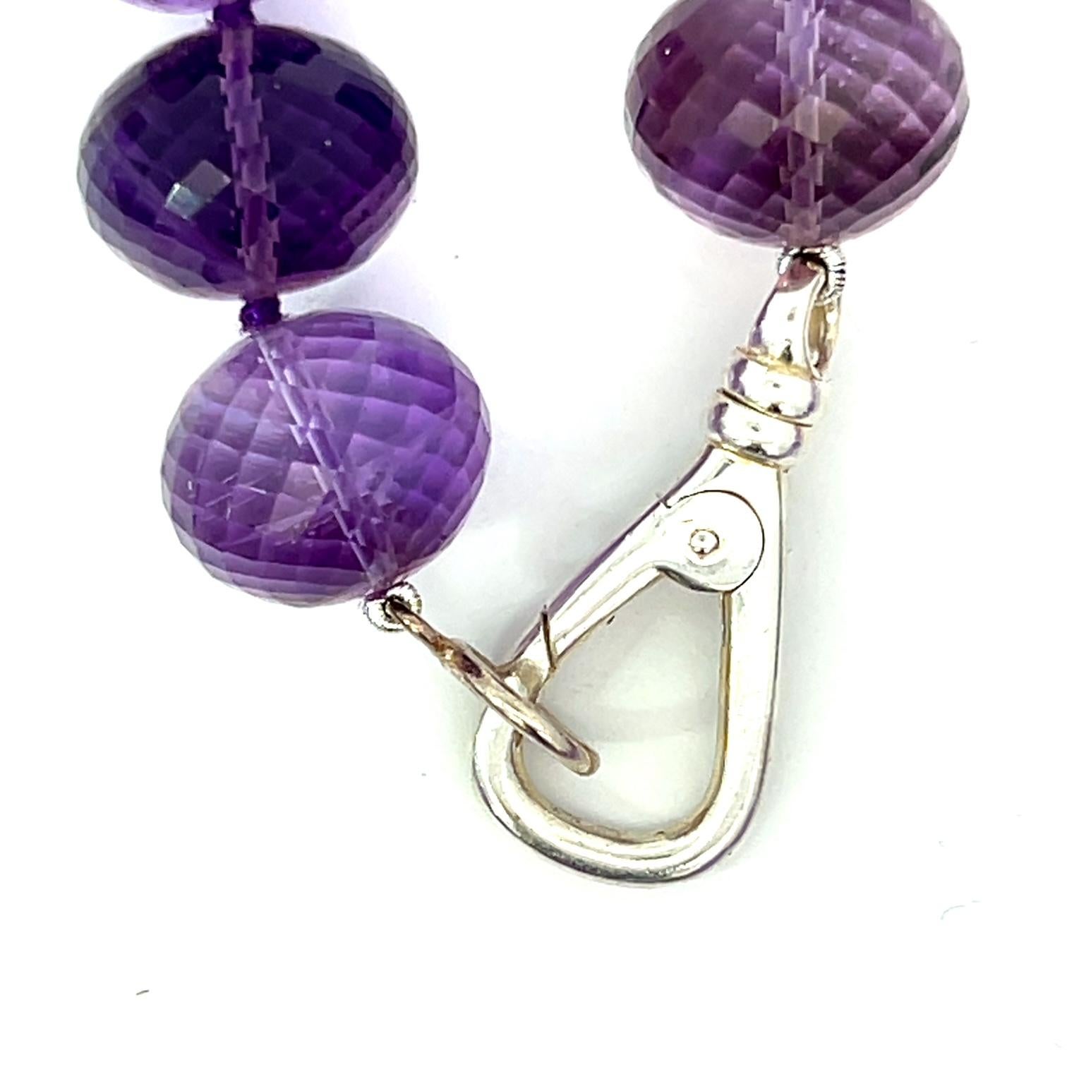 Questa elegante collana di 19 pollici presenta grandi perle di ametista sfaccettate in bellissime tonalità di viola, ognuna con variazioni naturali uniche per un maggiore charme. Il filo è rifinito con una chiusura a moschettone in argento sterling