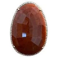 Gran cabujón facetado de jaspe rojo Anillo con halo de diamantes en oro amarillo de 14 quilates