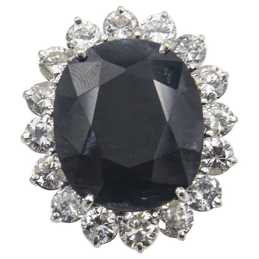 Gran Anillo de Cóctel de Zafiro Oval Facetado y Diamantes en venta