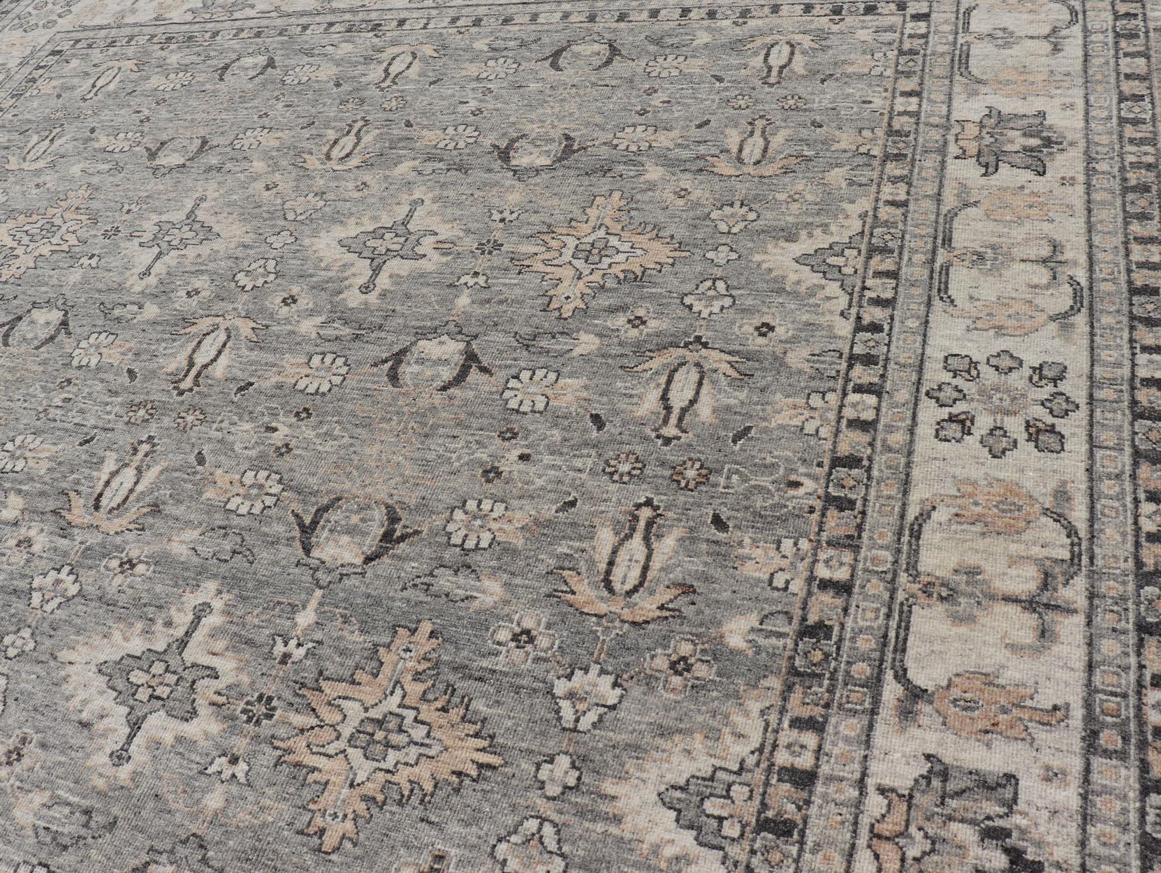 Großer Oushak-Teppich aus verblasster Wolle in Grau, Holzkohle und hellem Taupe

Maße 9'0 x 12'3

Herkunftsland: Indien;  Art: Oushak;  Design/One: All-Over, Botanisch, Floral; Keivan Woven Arts: Teppich IN-TVN-1405; Großer verblasster indischer