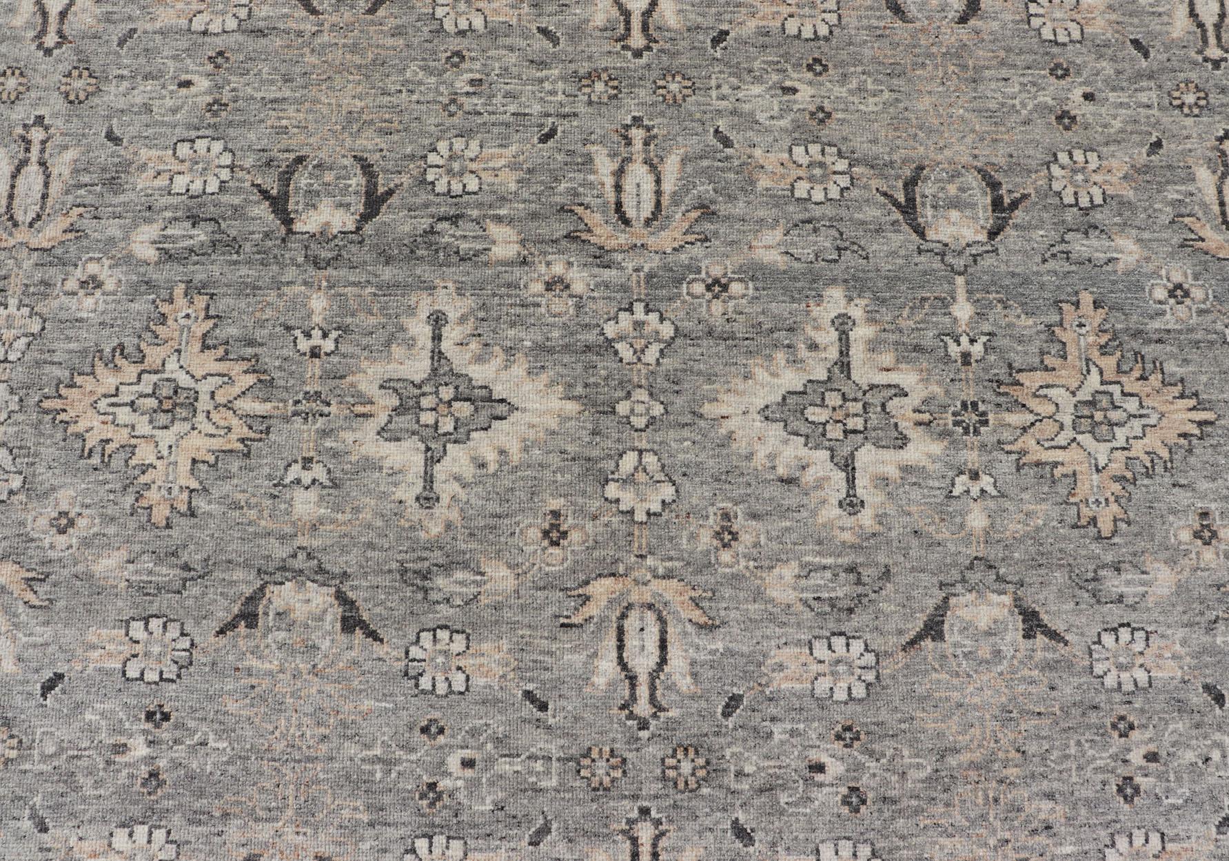 Großer verblasster indischer Oushak-Teppich aus Wolle in Grau, Holzkohle und Light Taupe 9'0 x 12'3 (Indisch) im Angebot