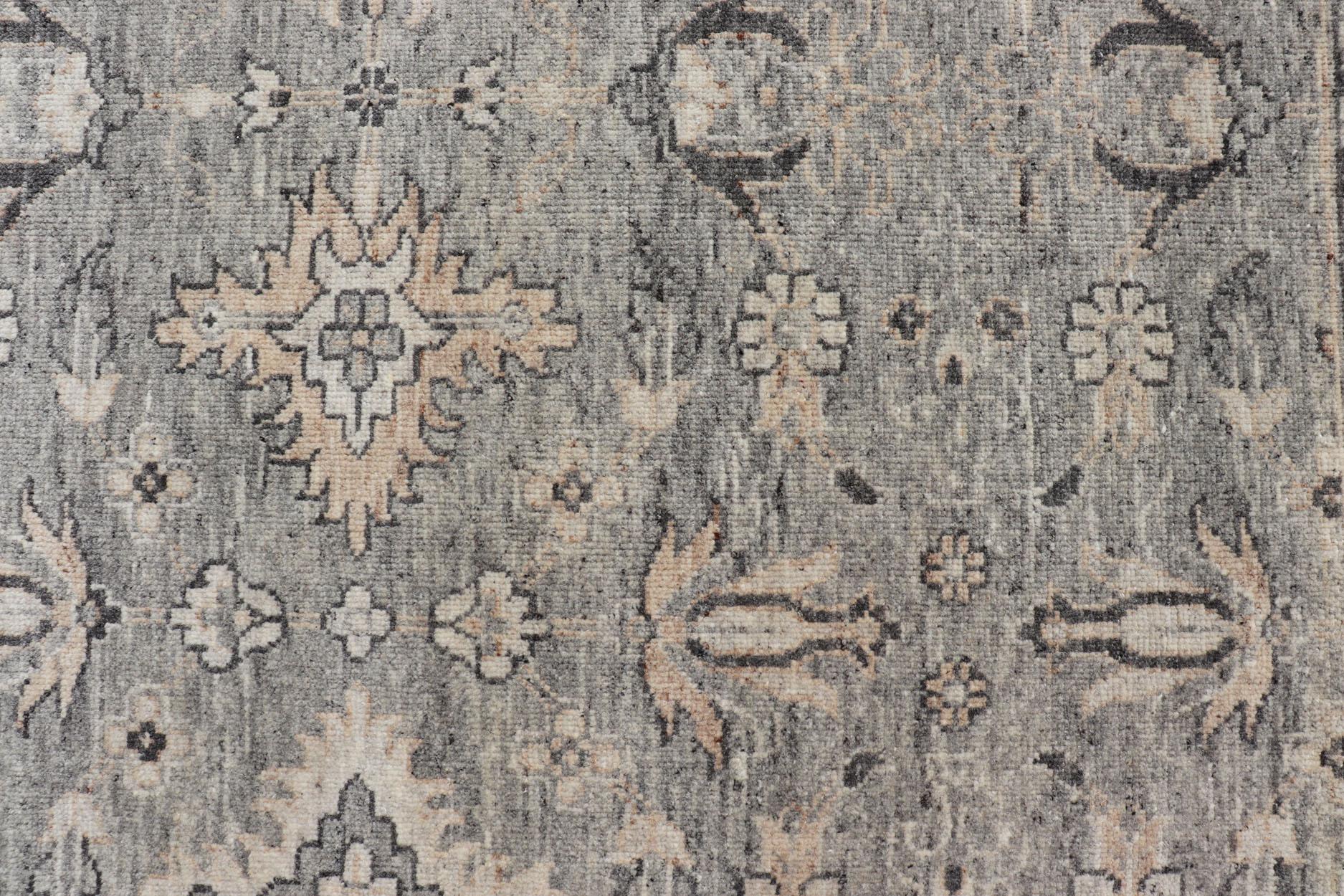 Großer verblasster indischer Oushak-Teppich aus Wolle in Grau, Holzkohle und Light Taupe 9'0 x 12'3 (Handgeknüpft) im Angebot