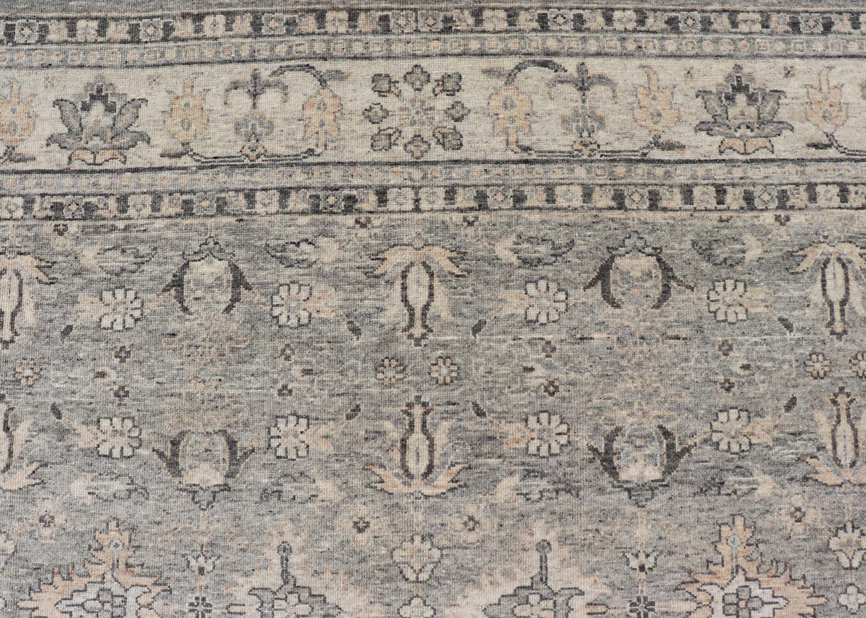 Großer verblasster indischer Oushak-Teppich aus Wolle in Grau, Holzkohle und Light Taupe 9'0 x 12'3 im Zustand „Hervorragend“ im Angebot in Atlanta, GA